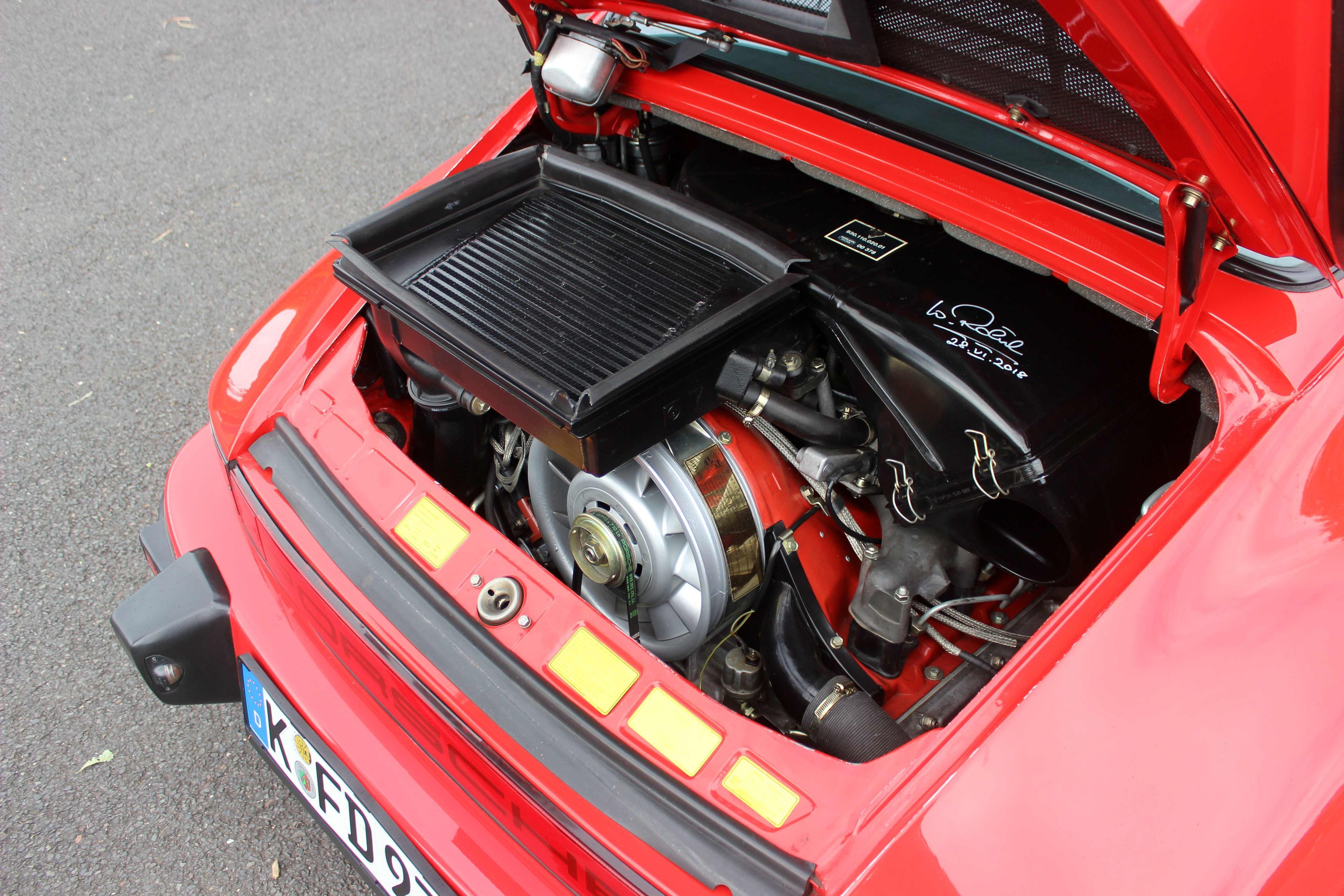 Der Porsche 930 war das schnellste Serienauto seiner Zeit, auch dank Ladeluftkühler. Vielleicht bringt auch die Signatur von Walter  Röhrl ein paar PS mehr.