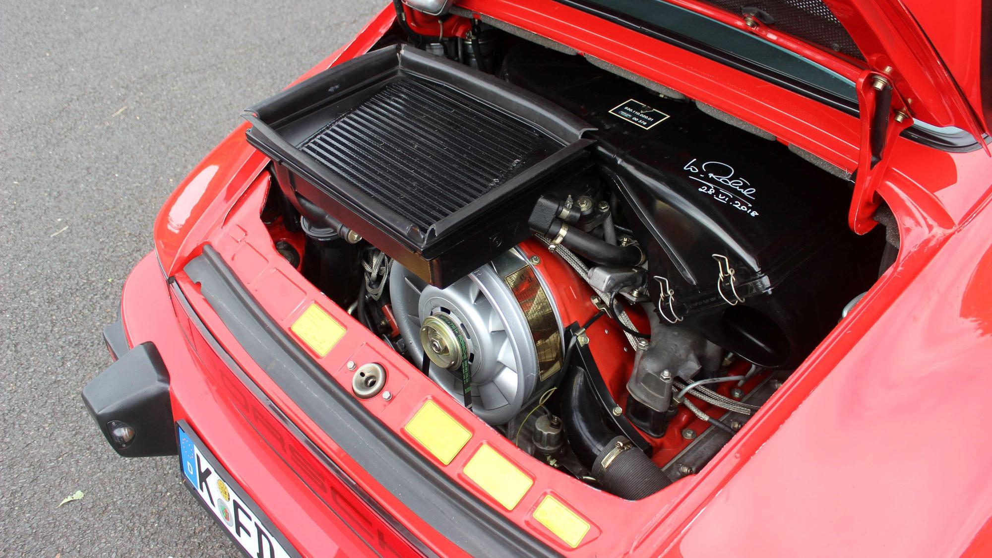 Der Porsche 930 war das schnellste Serienauto seiner Zeit, auch dank Ladeluftkühler. Vielleicht bringt auch die Signatur von Walter Röhrl ein paar PS mehr.