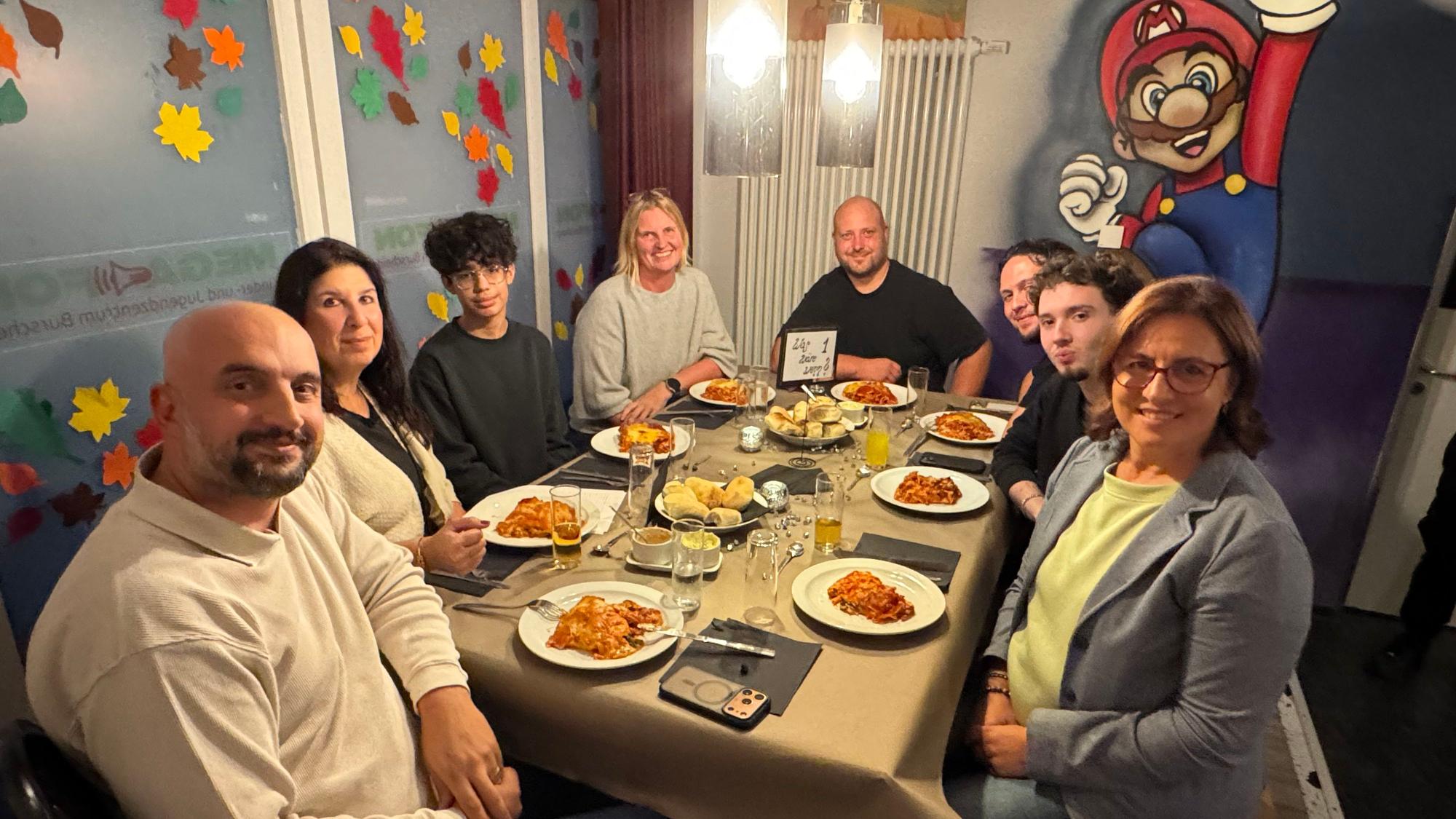 Bei einem Stück Lasagne konnten Schüler sich mit Kommunalpolitikern austauschen.