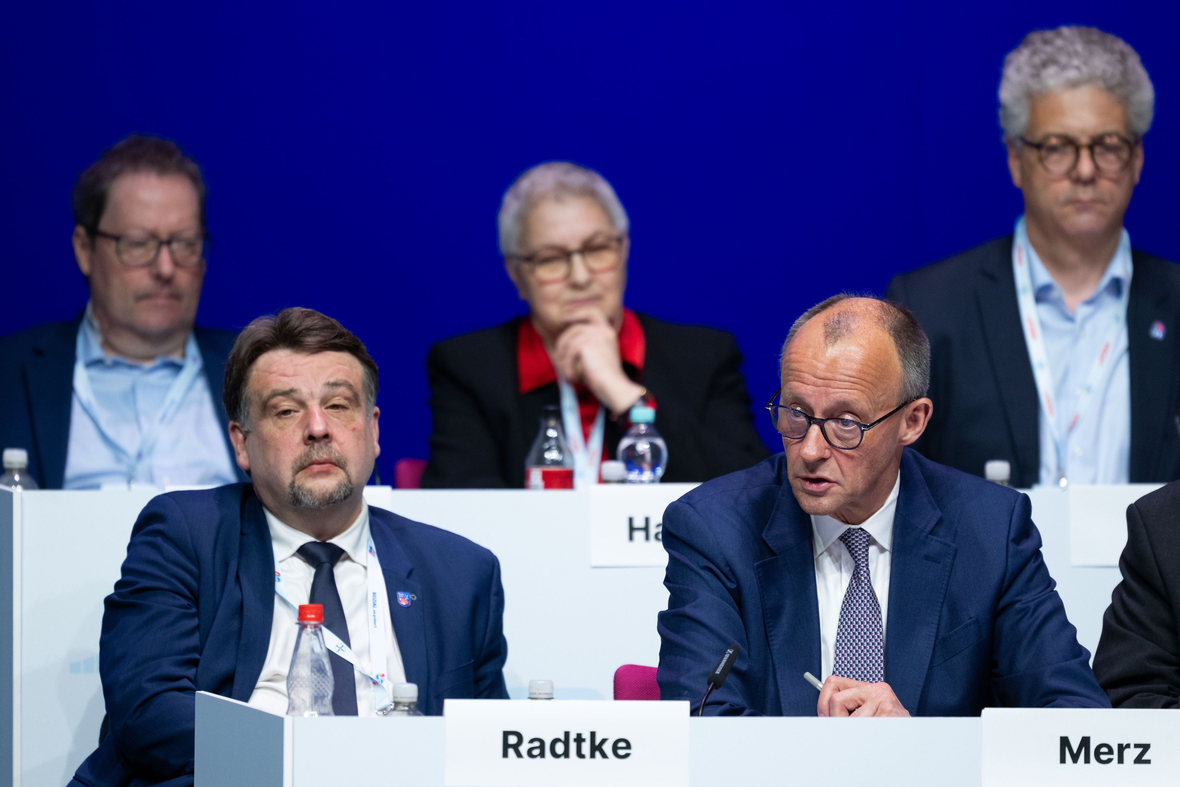 Dennis Radtke wirft Friedrich Merz (r.) vor, das soziale Profil der Union zu vernachlässigen.