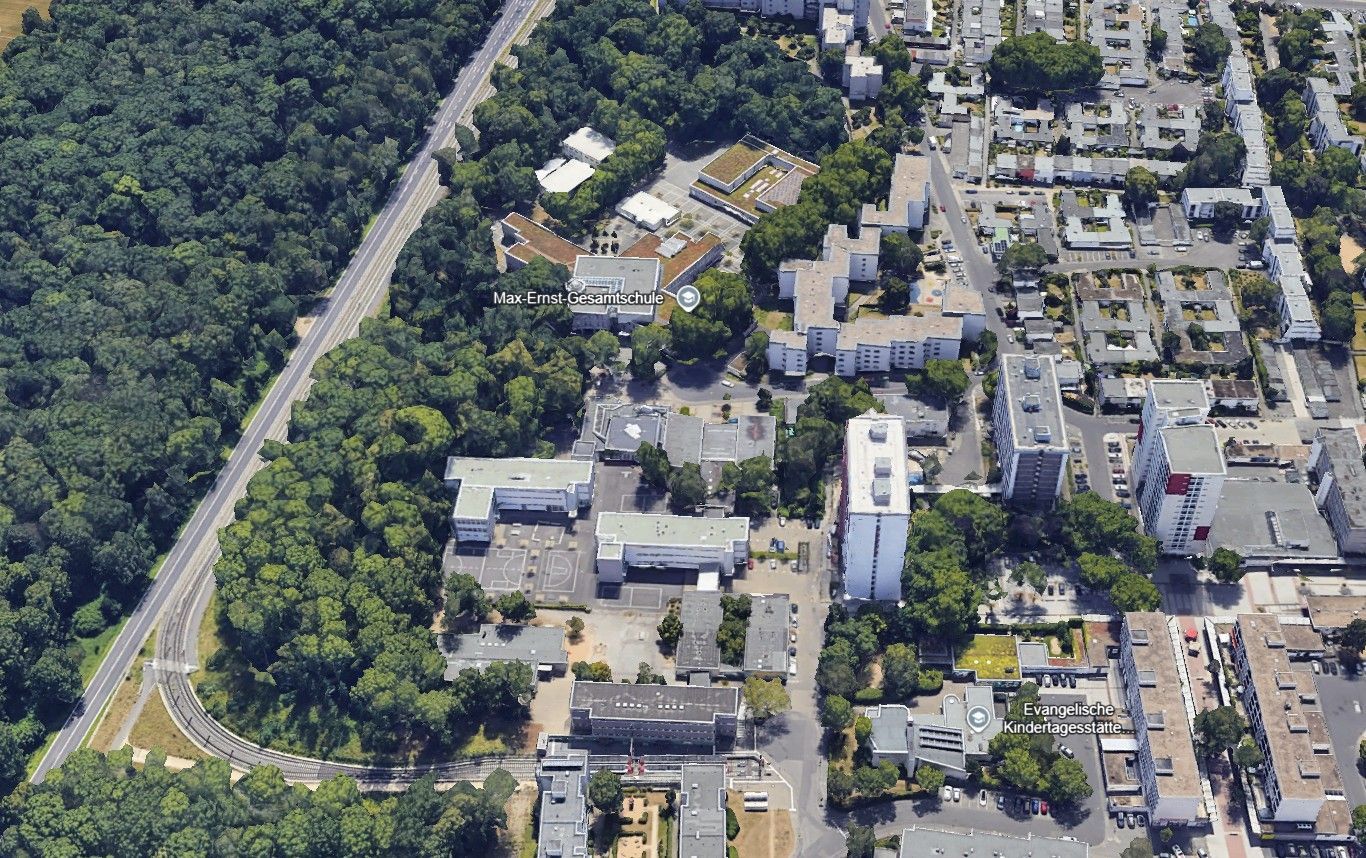 Zu sehen ist die Max-Ernst-Gesamtschule in Bocklemünd im Jahr 2022 vor Beginn der Bauarbeiten.