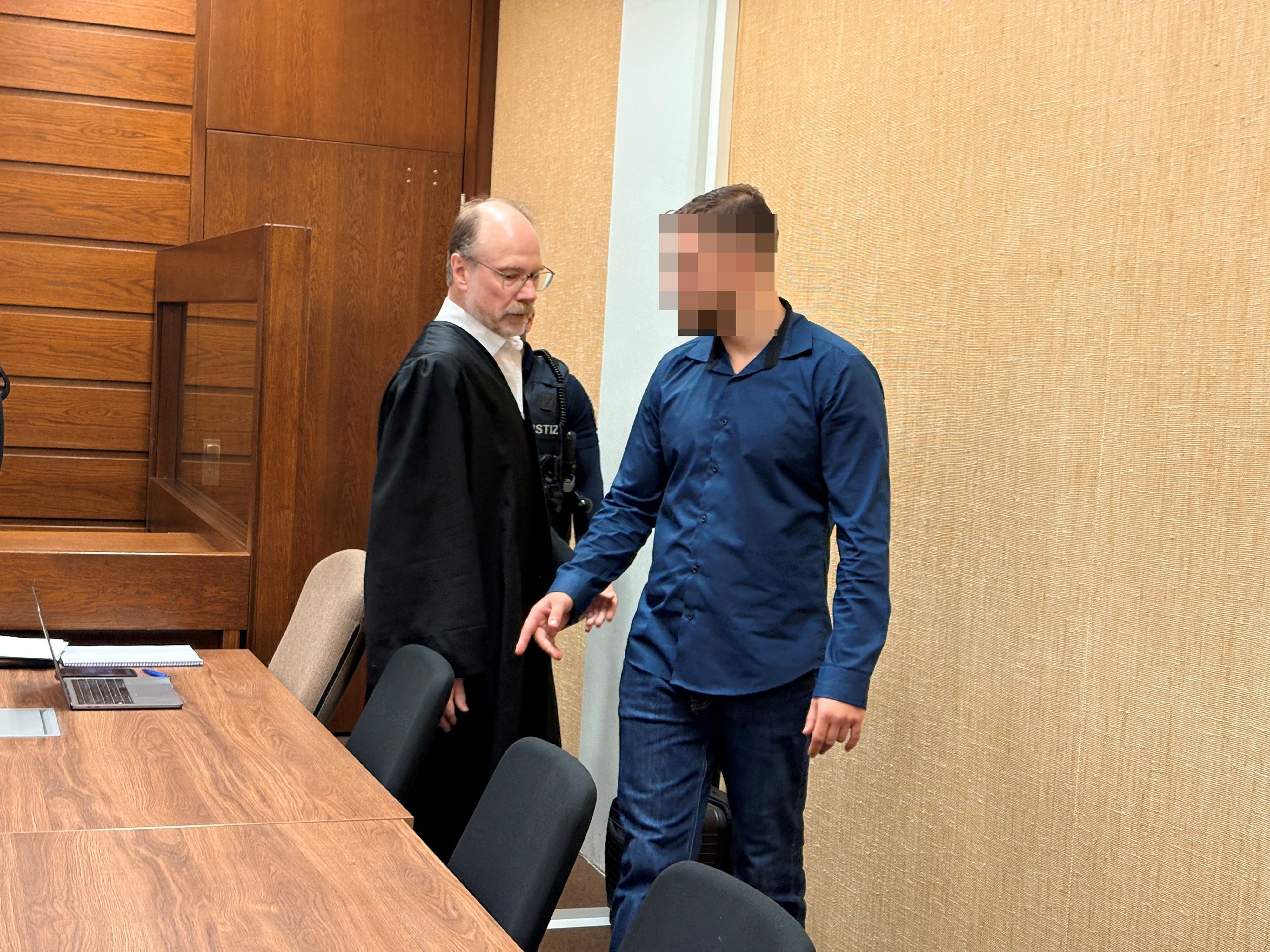 Der Angeklagte (24) mit seinem Verteidiger Dirk Schlei im Kölner Landgericht