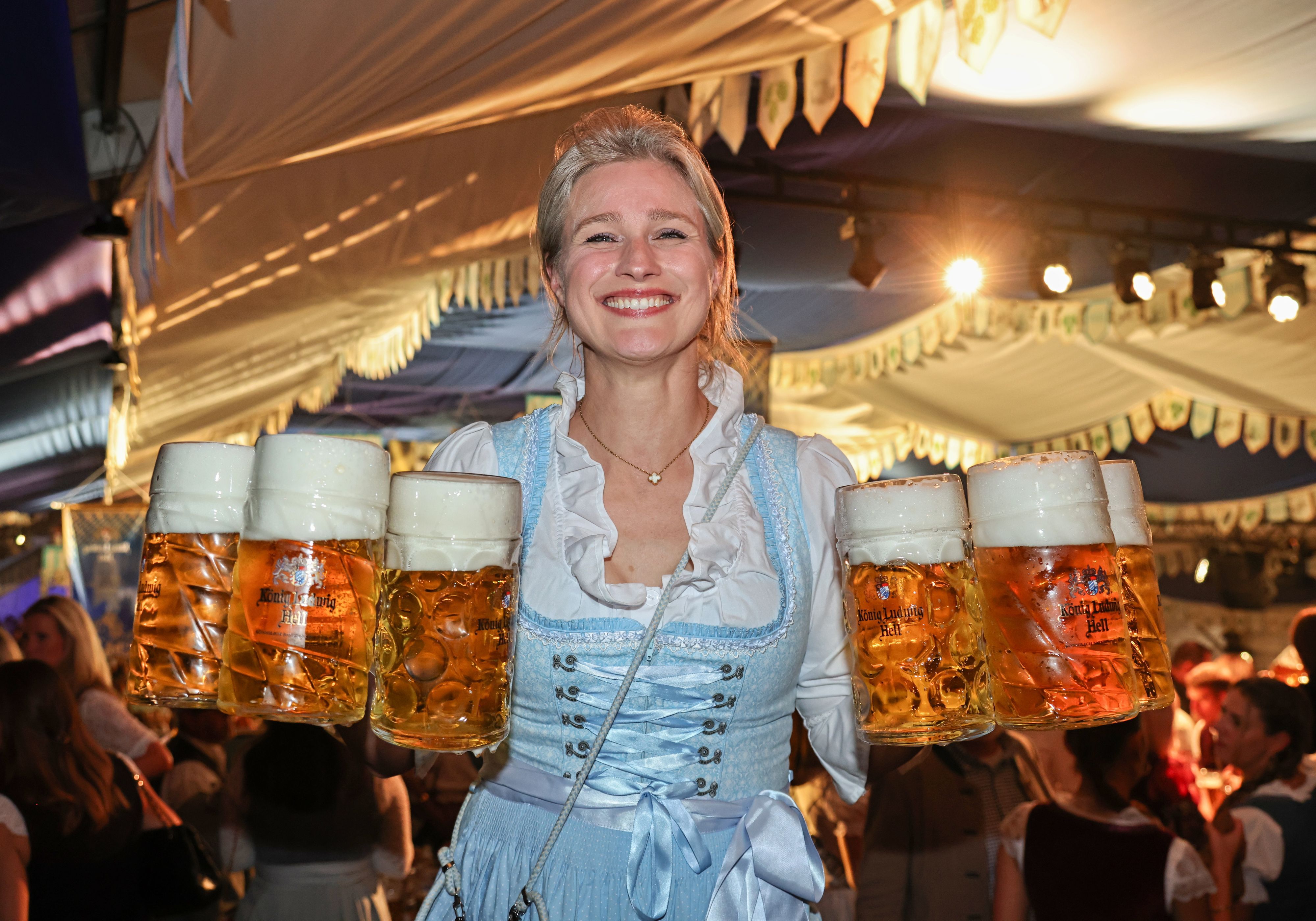 Britta Heidemann mit Bierkrügen in der Hand.