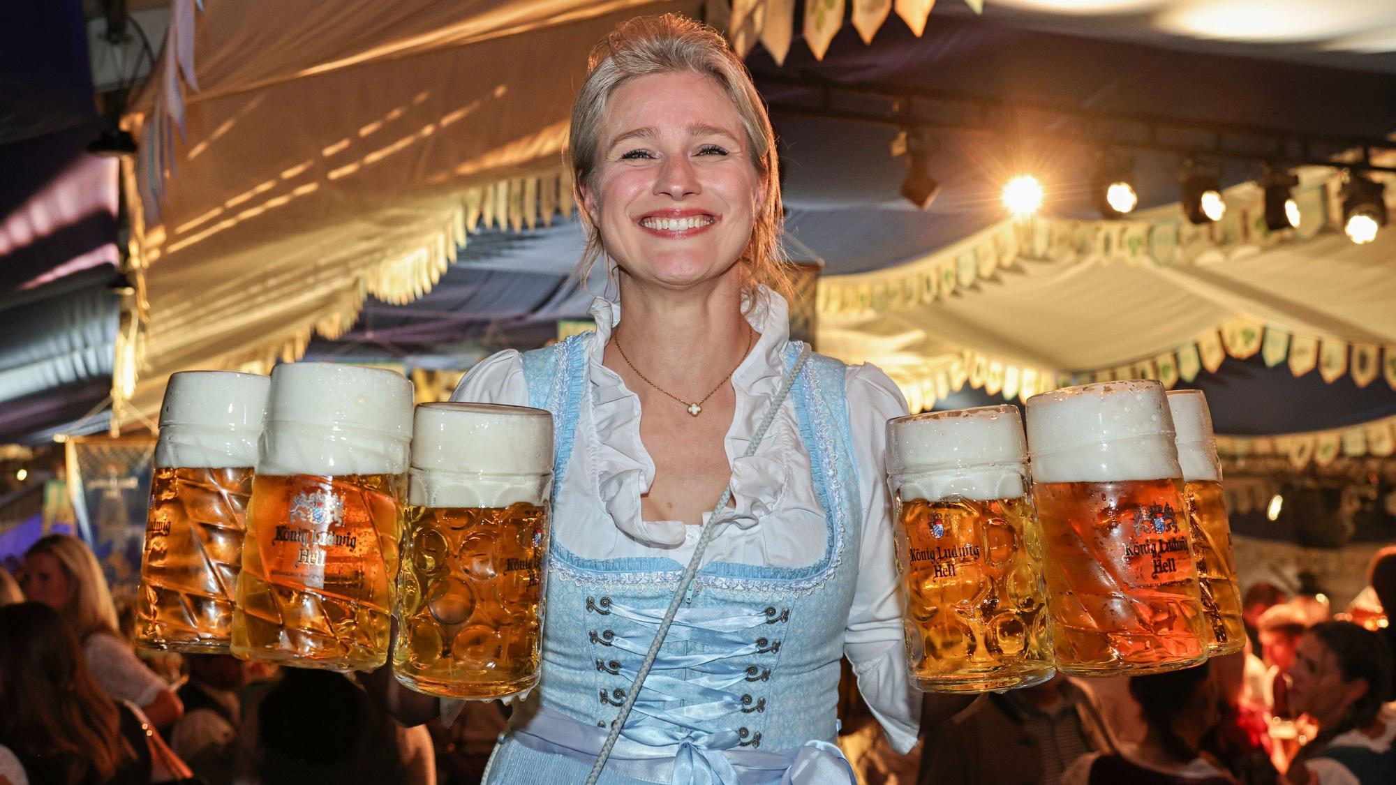 Britta Heidemann mit Bierkrügen in der Hand.