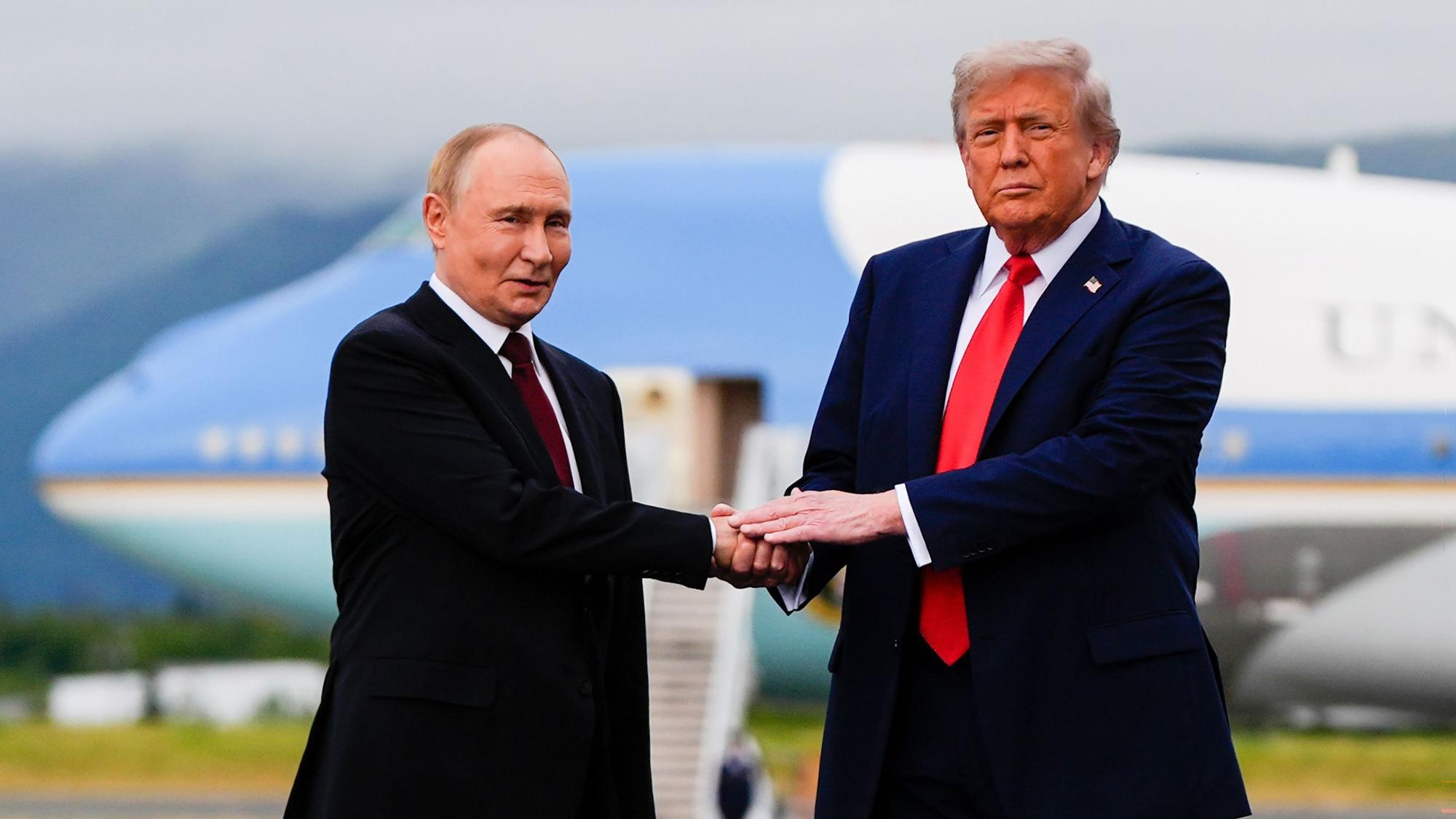 US-Präsident Donald Trump und der russische Präsident Wladimir Putin im August 202 auf der Joint Base Elmendorf-Richardson, Alaska.