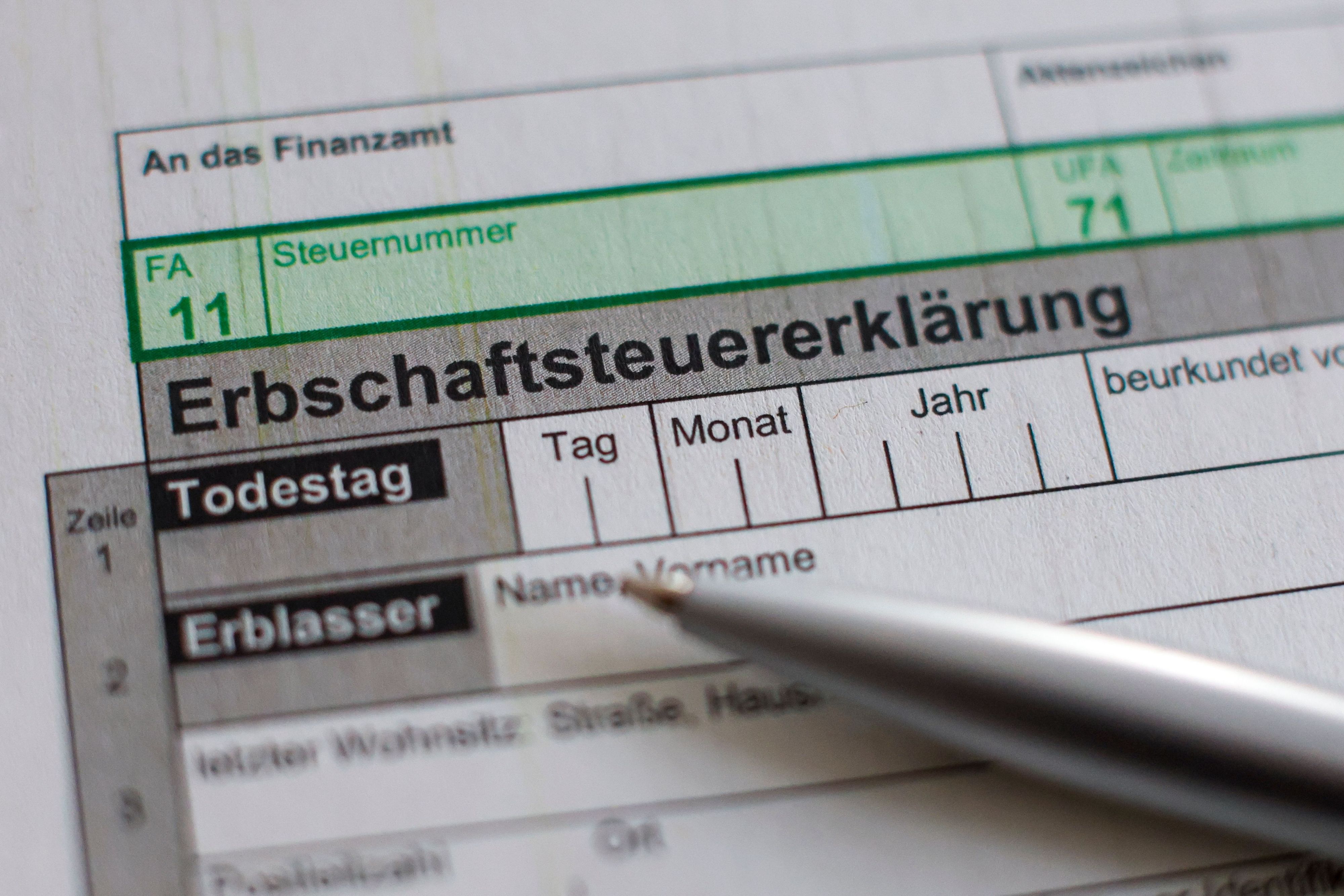 ILLUSTRATION - 13.01.2026, Sachsen, Leipzig: Ein Kugelschreiber liegt auf einem Bogen zur Erbschaftsteuererklärung. (zu dpa: «Enorme Unterschiede bei Erbschaften zwischen Ost und West») Foto: Jan Woitas/dpa +++ dpa-Bildfunk +++