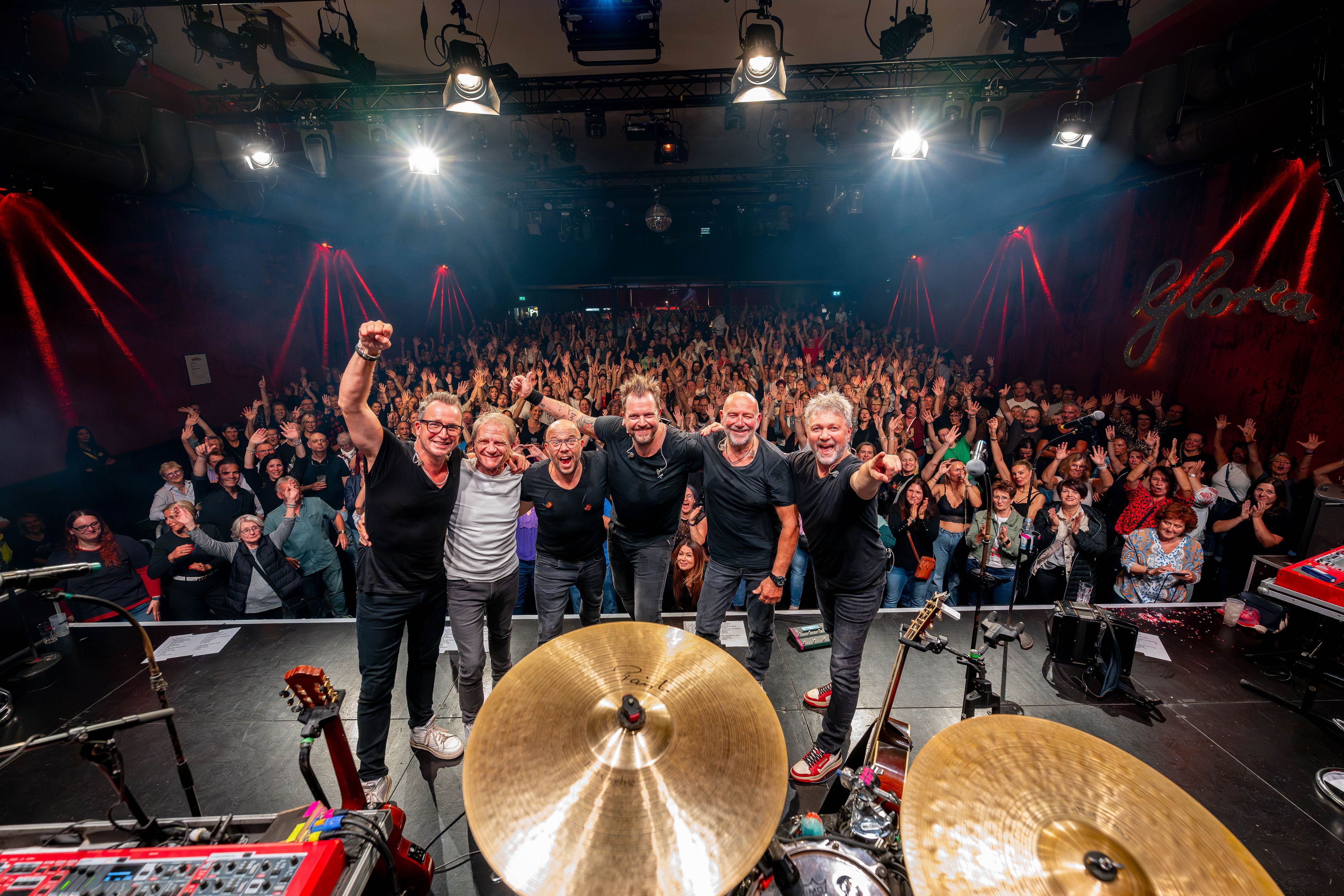 Die Paveier ließen sich nach ihrem mitreißenden Konzert von den Fans feiern.