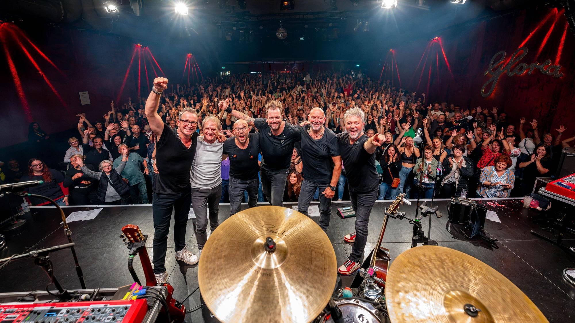 Die Paveier ließen sich nach ihrem mitreißenden Konzert von den Fans feiern.
