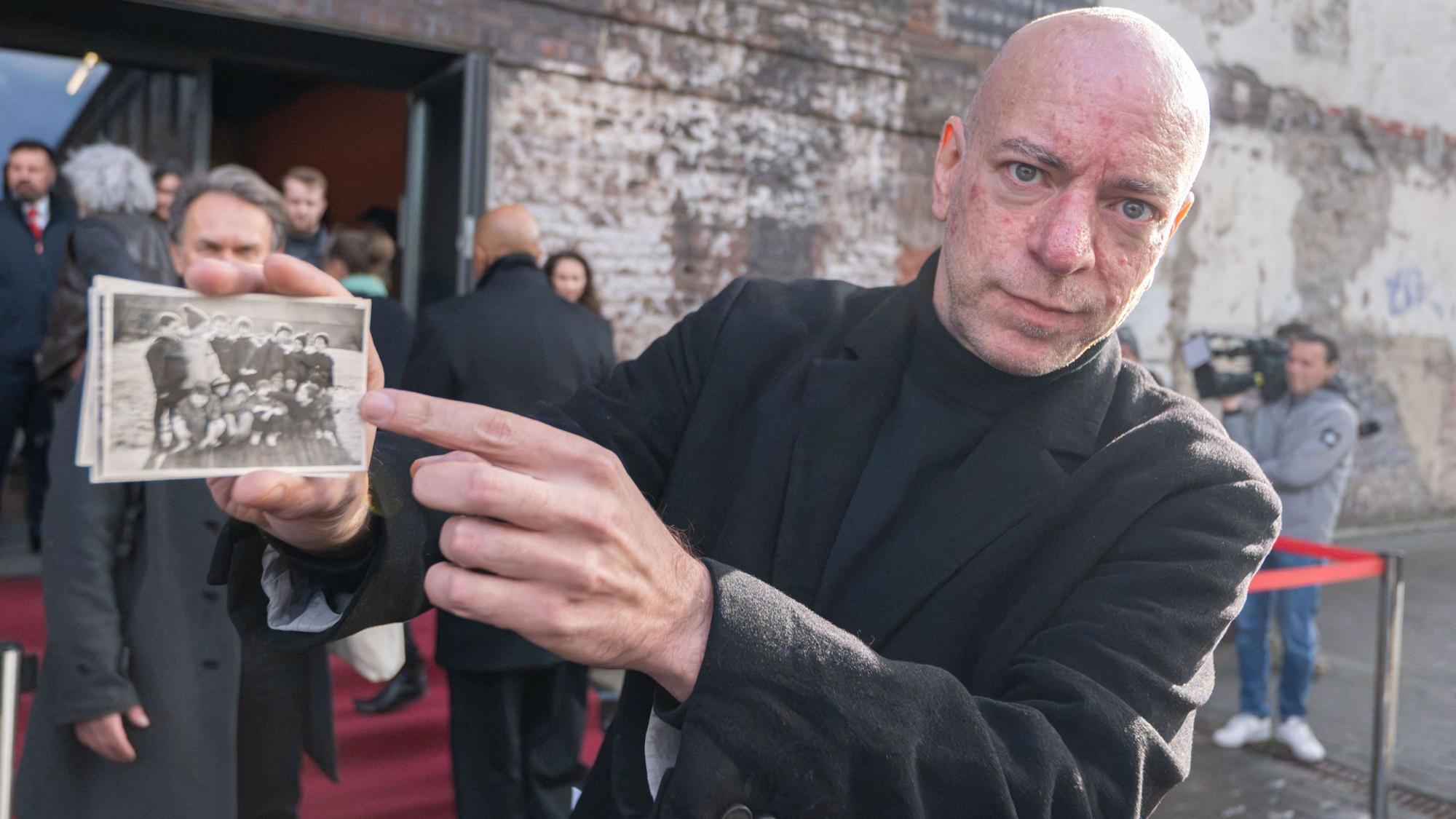 Im Vorfeld der Trauerfeier für den Schauspieler Ralf Richter zeigt Sohn Maxwell ein Kindheitsfoto seines Vaters.