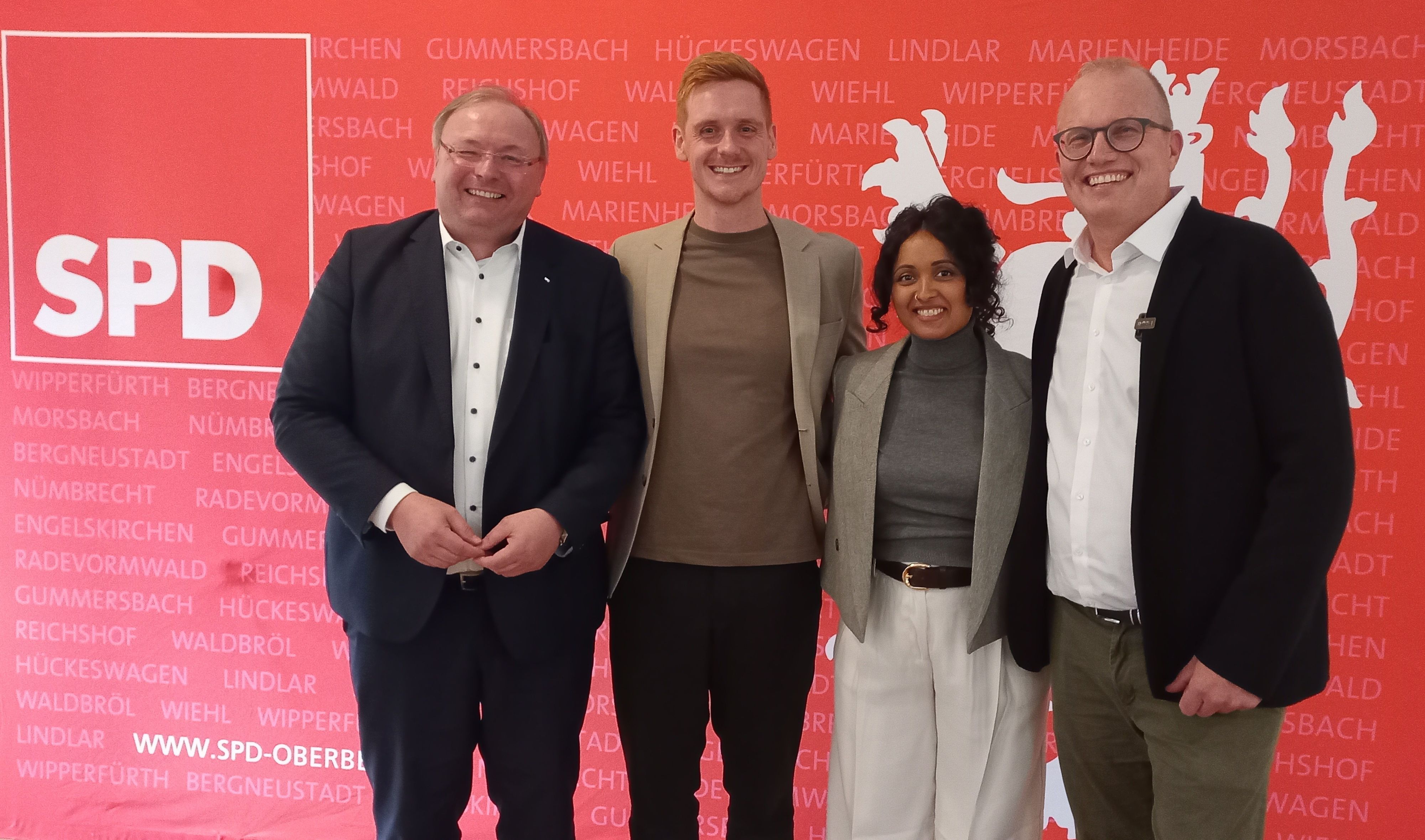 Zu sehen ist ein Gruppenbild mit vier Politikern