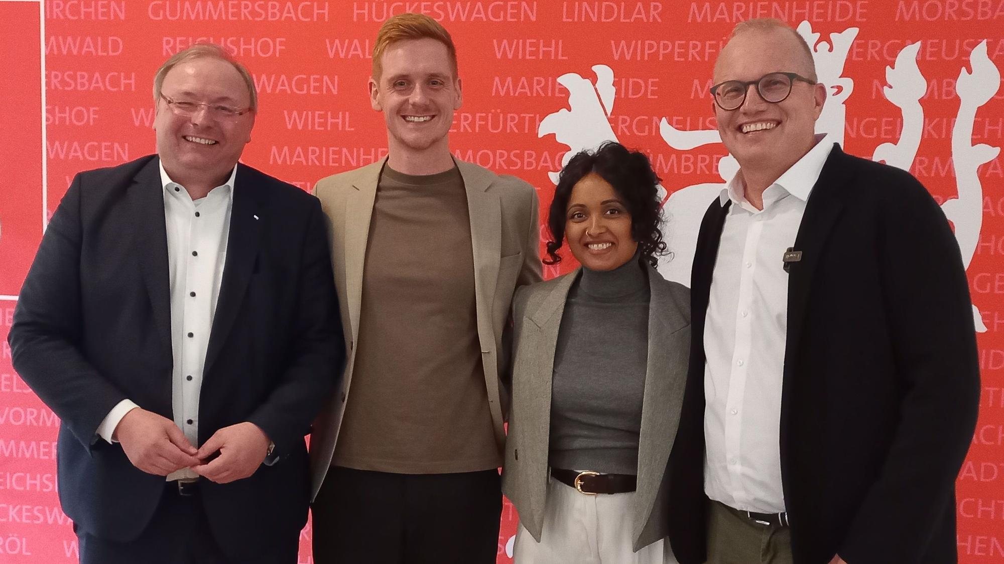 Zu sehen ist ein Gruppenbild mit vier Politikern