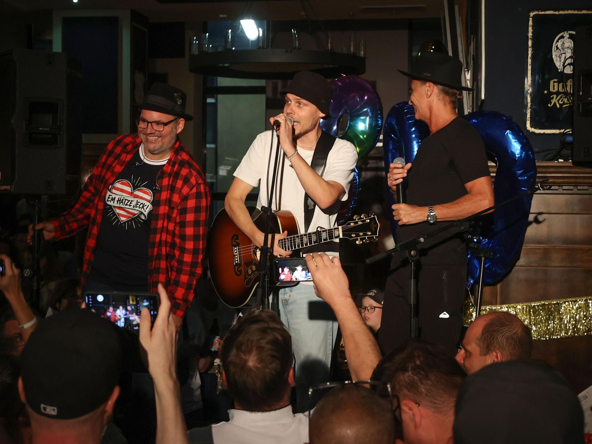 Beim 800. Mitsingkonzert von Björn Heuser im Gaffel am Dom schauten am Freitagabend (9. Oktober 2026) auch Peter Brings (r.) und Oli Niesen vorbei.