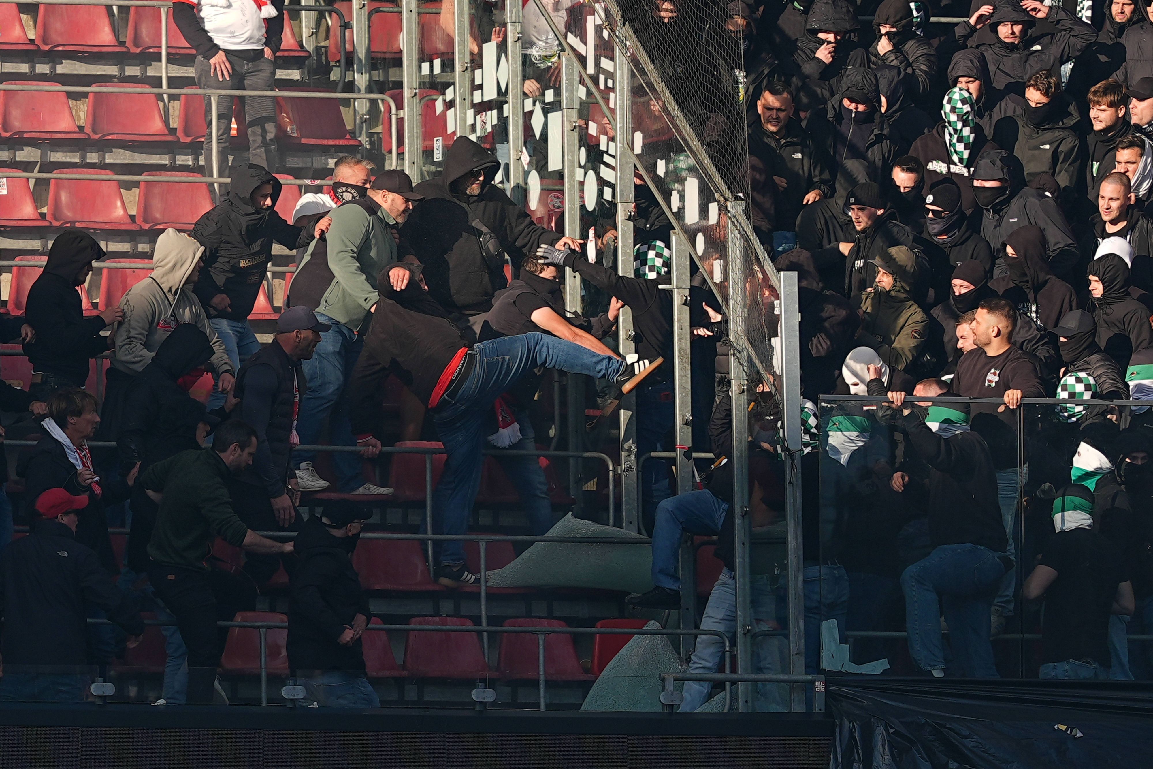 Chaoten auf der Nordtribüne lieferten sich Schlägereien, eine Trennscheibe zwischen den Blöcken war zuvor zu Bruch gegangen.