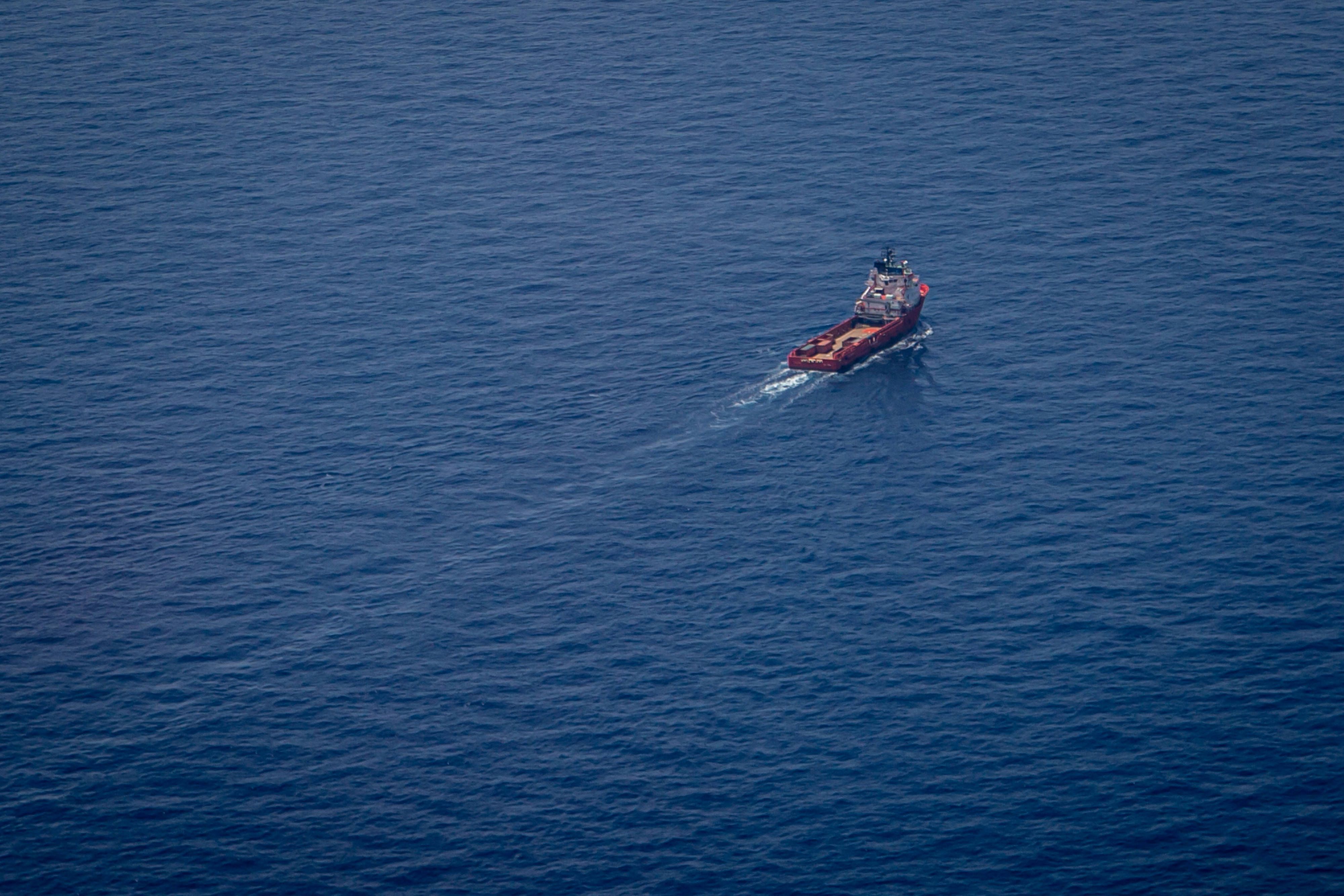 Rettungsboot fährt aufs Meer.