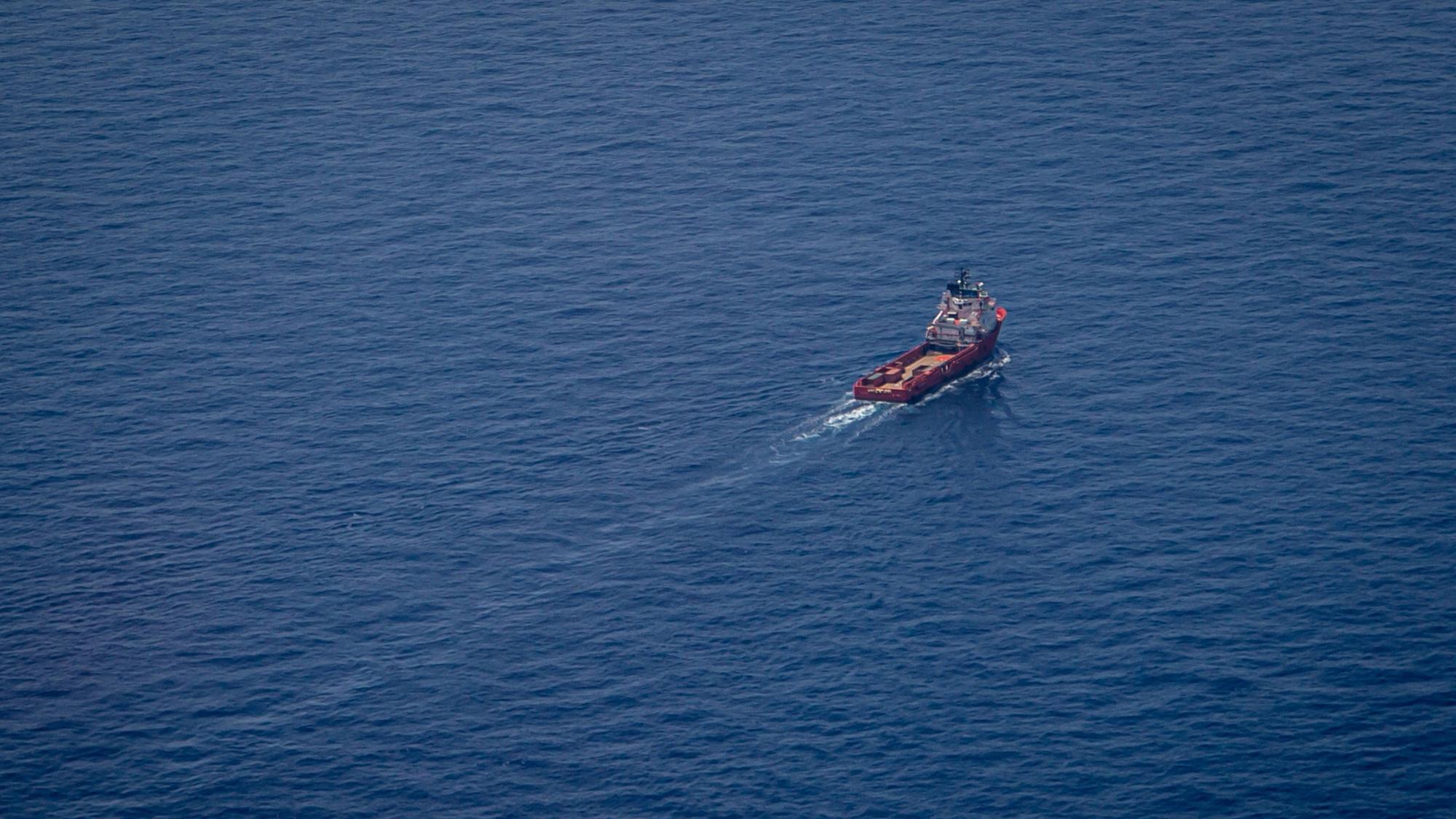 Rettungsboot fährt aufs Meer.