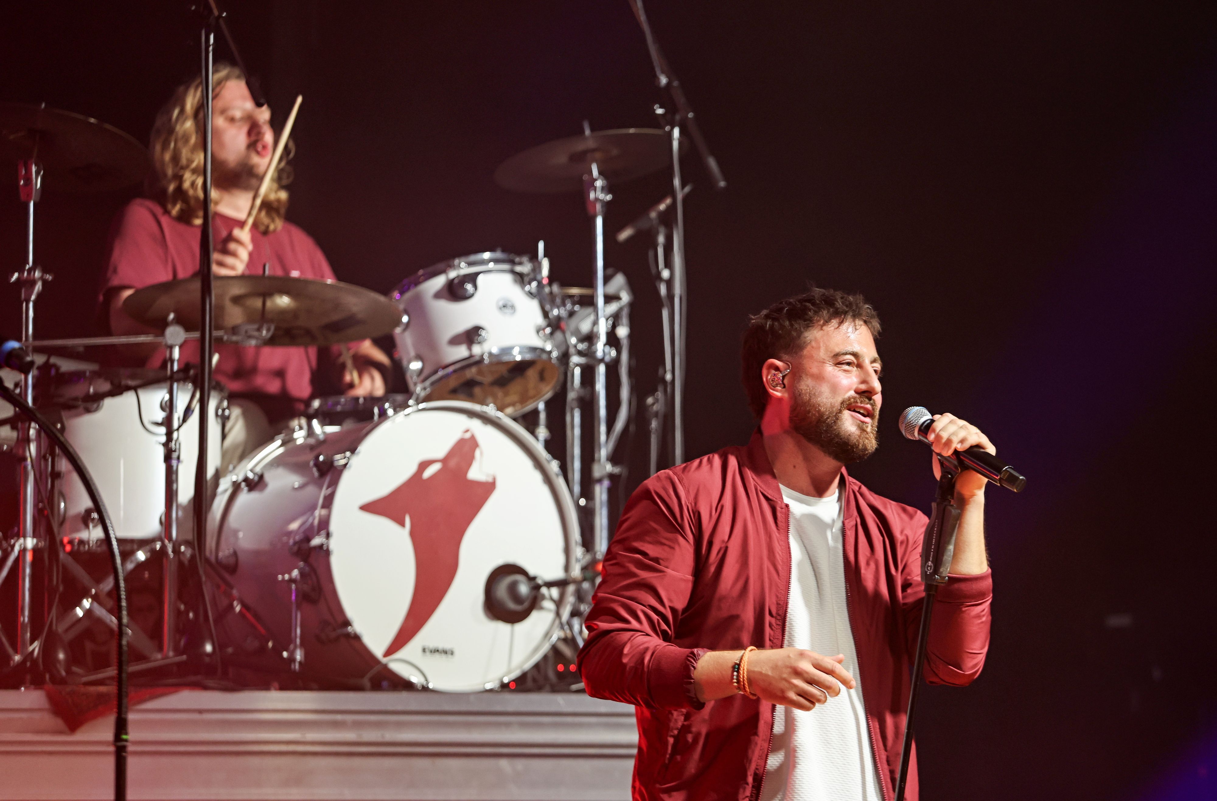 Die Band Lupo steht beim Konzert auf der Bühne.