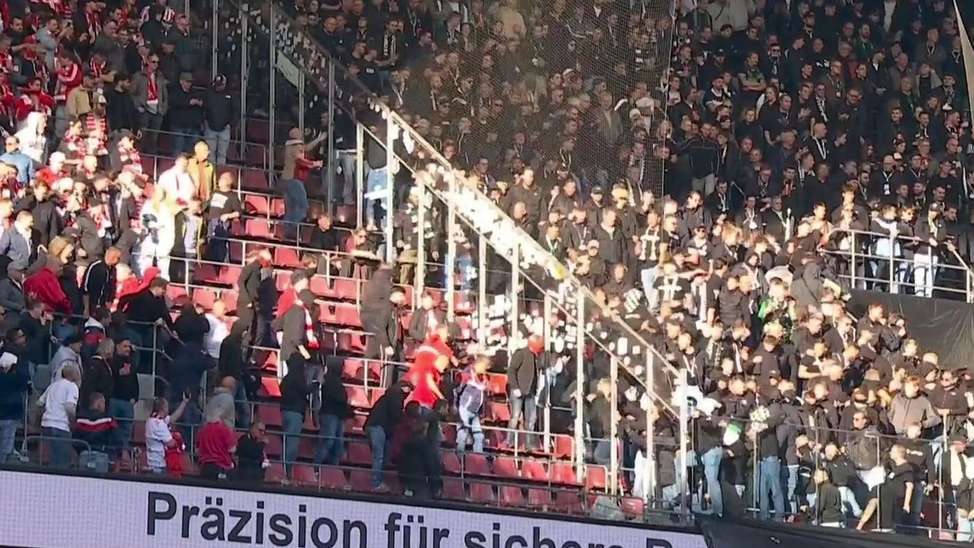 Ausschreitungen während des Derbys in der Nordost-Ecke des Rhein-Energie-Stadions, wo eine trennende Glasscheibe zu Bruch ging.