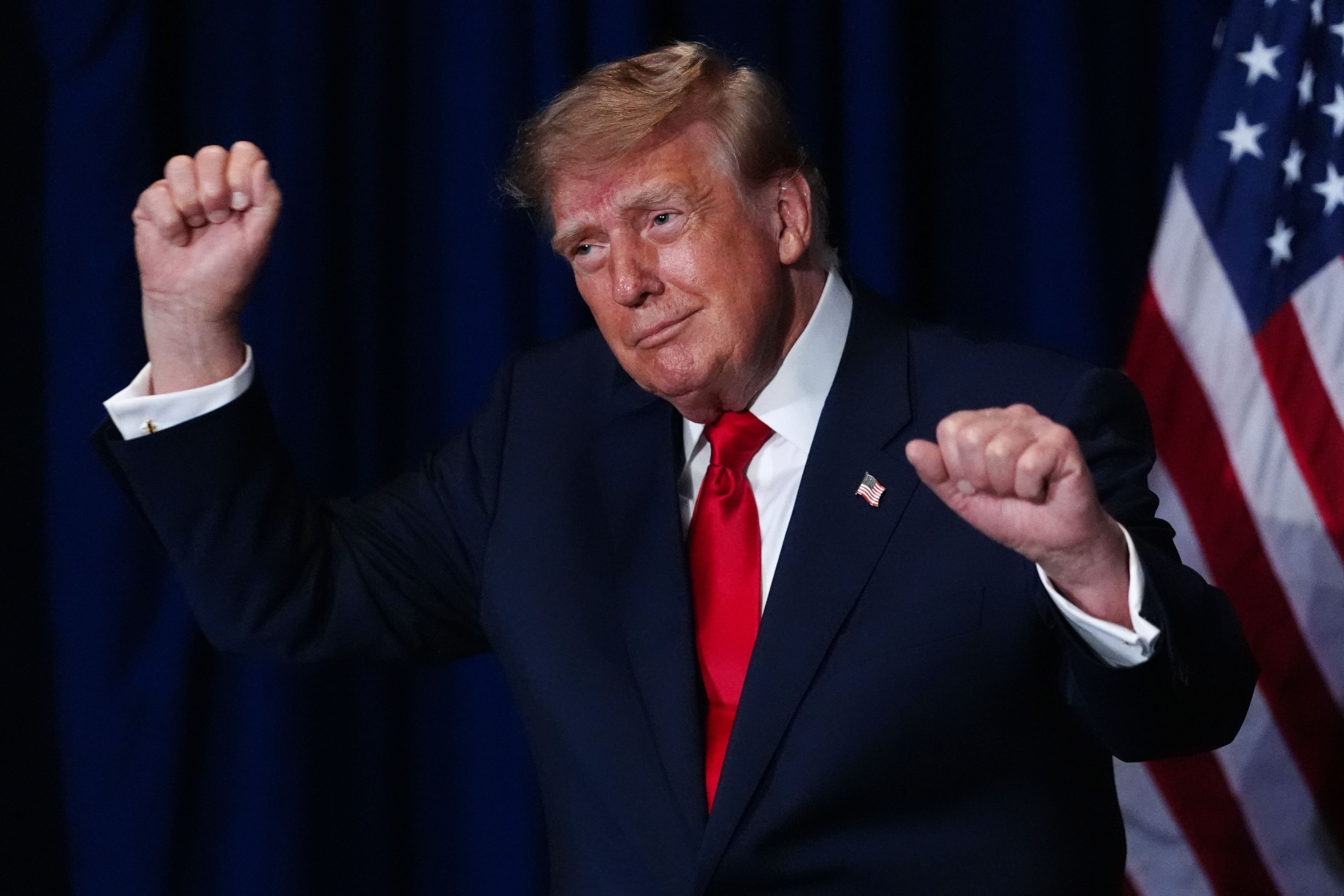 US-Präsident Donald Trump tanzt bei seinem Besuch im National Medal of Honor Museum in Texas.