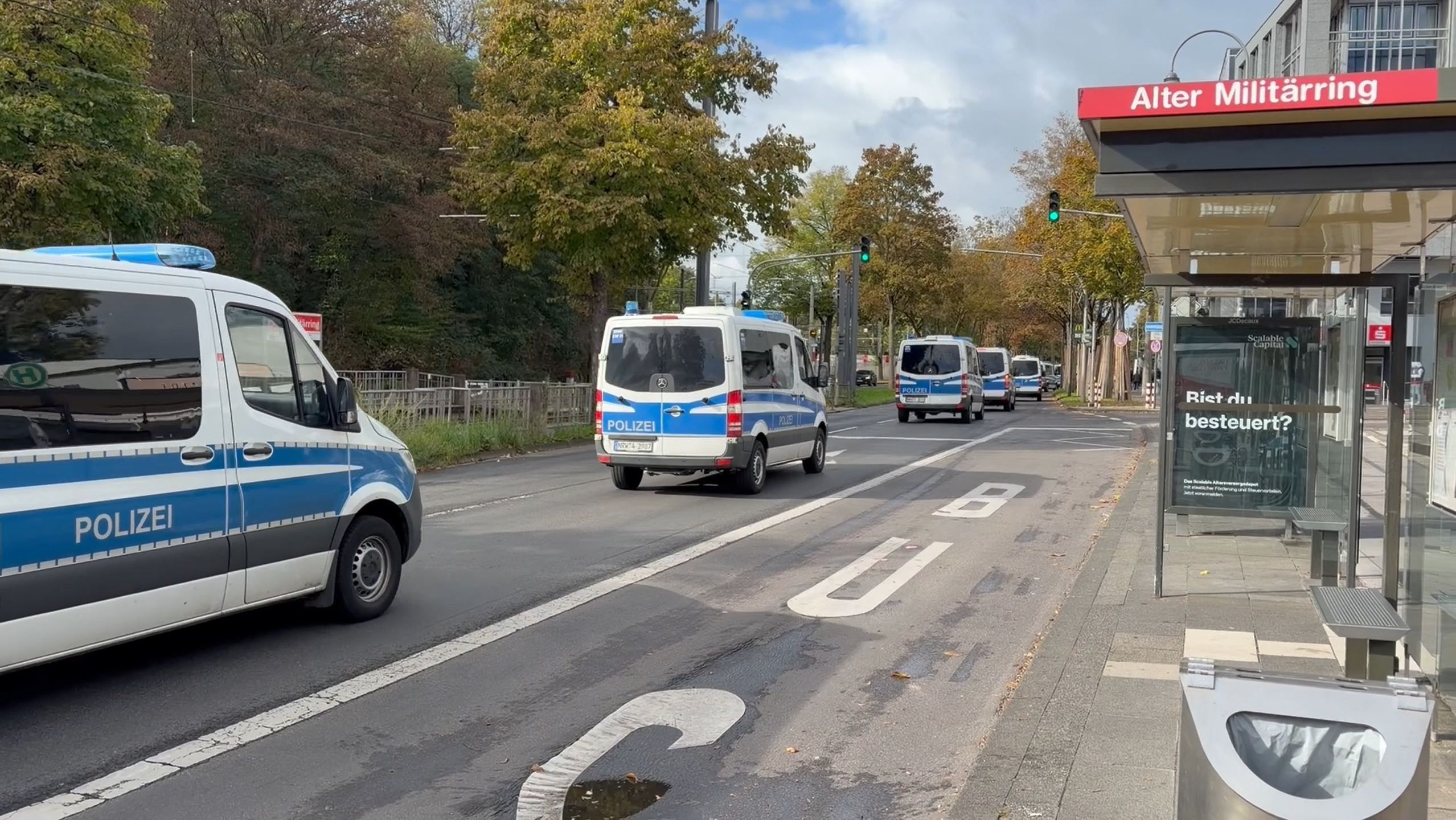 Polizeifahrzeuge vor dem FC-Spiel am Rhein-Energie-Stadion.