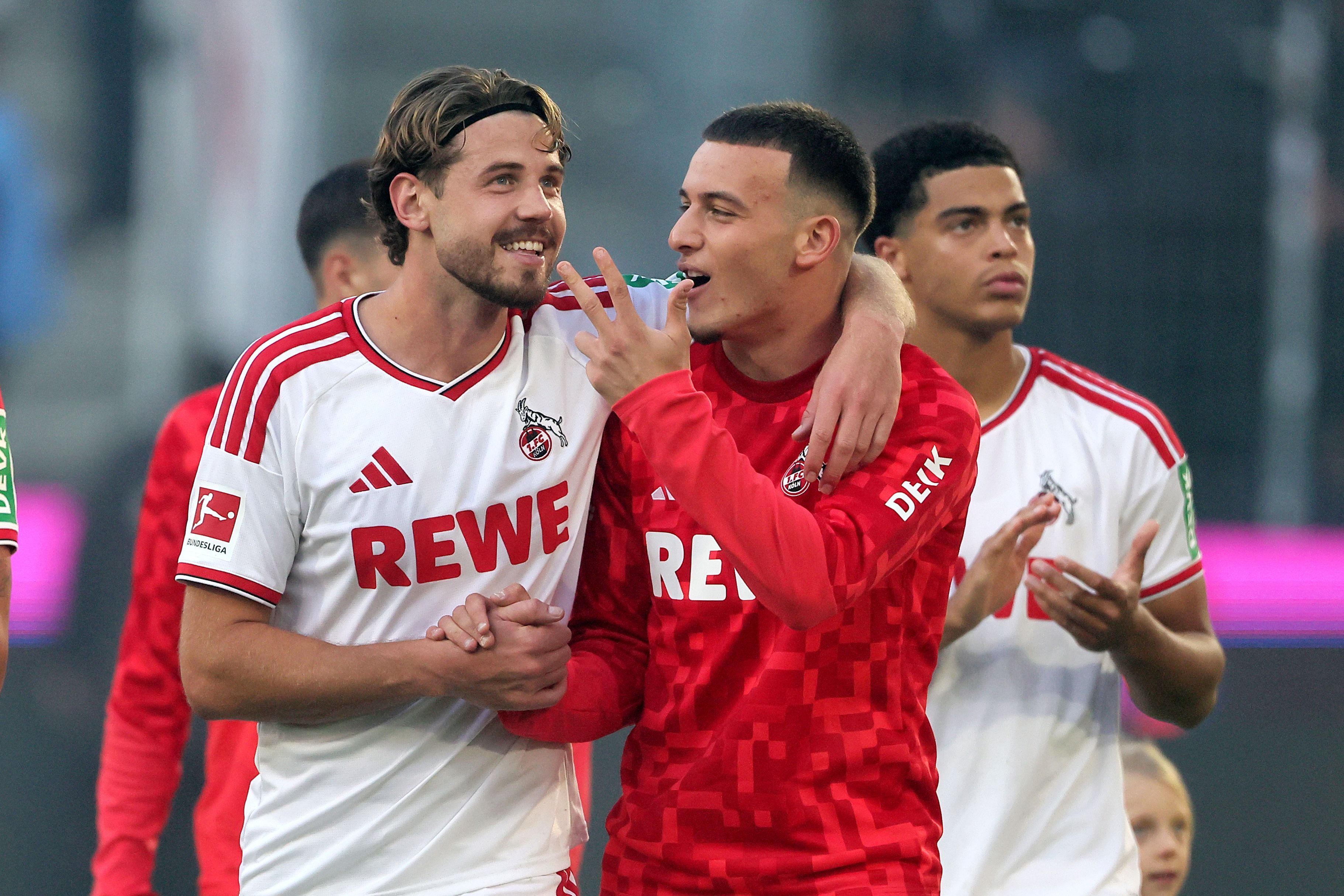Said El Mala und sein Stürmerkollege Imad Rondic feiern den Kölner Sieg und die damit verbundenen drei Punkte für den FC.