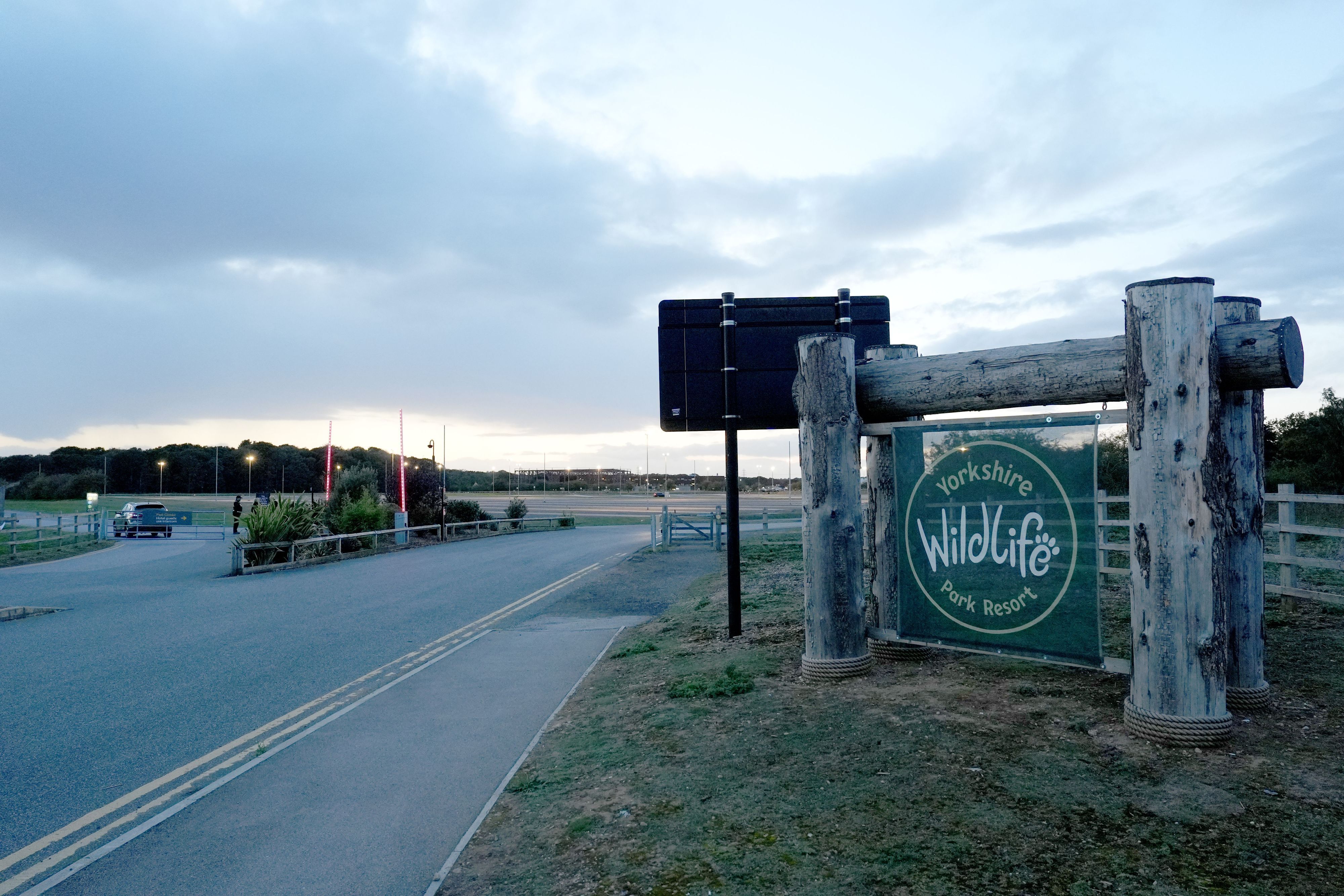 Ein Blick auf den Eingang zum Yorkshire Wildlife Park in Doncaster, wo laut Angaben der Polizei von South Yorkshire ein Mann ums Leben gekommen ist.