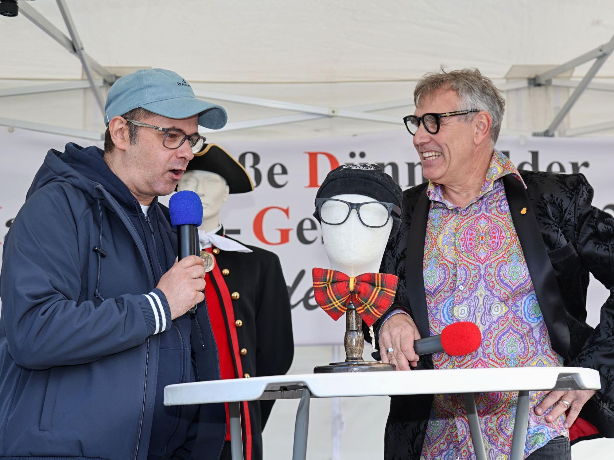Marc Metzger und Lutz Niedgen stehen auf der Bühne.