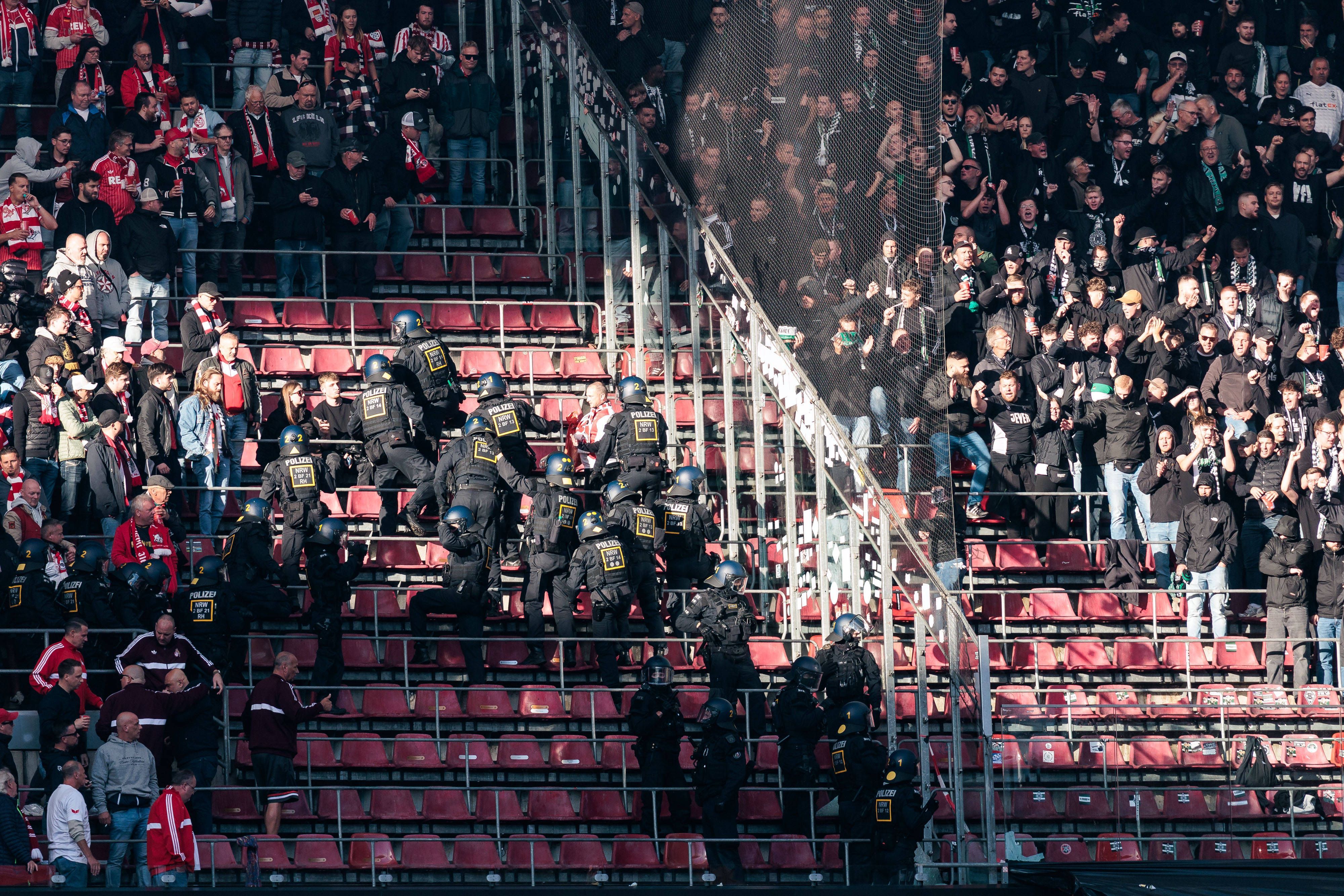 Die Polizei sorgte nach den Pryro-Attacken für Ruhe während des Spiels zwischen dem 1.FC Köln und Borussia Mönchengladbach.