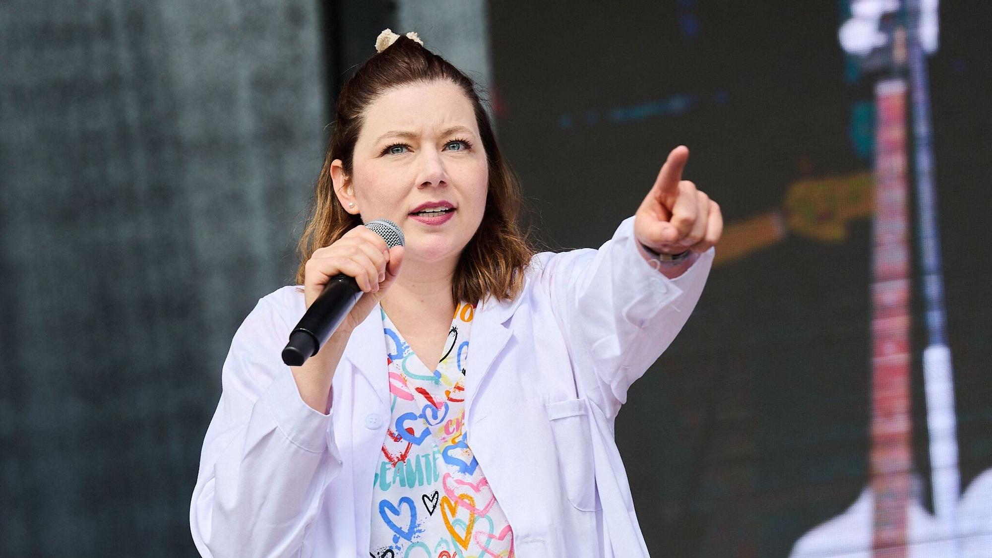 Bea Merscher bei der Demonstration „Es reicht! Gesundheit statt Sparwahn“ Anfang September in Berlin. Die Kinderärztin ruft nun zu einer Kundgebung in Köln auf.
