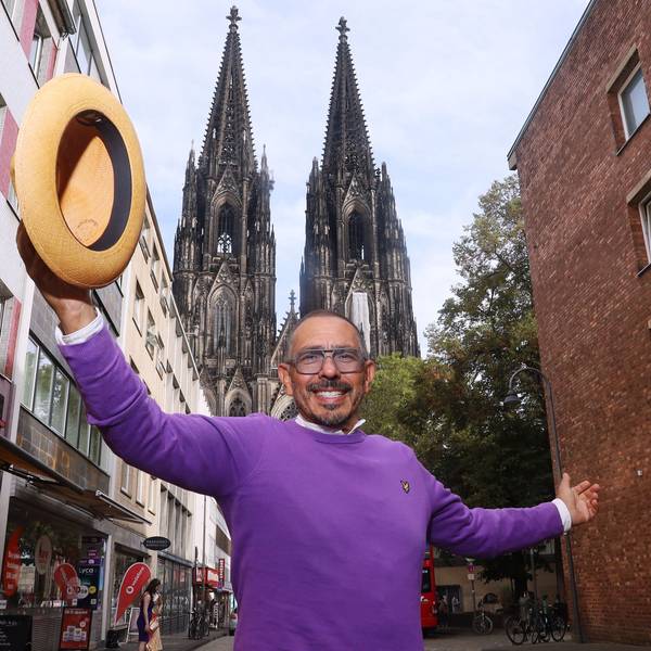 Porträt eines Stadtführers vor dem Kölner Dom.