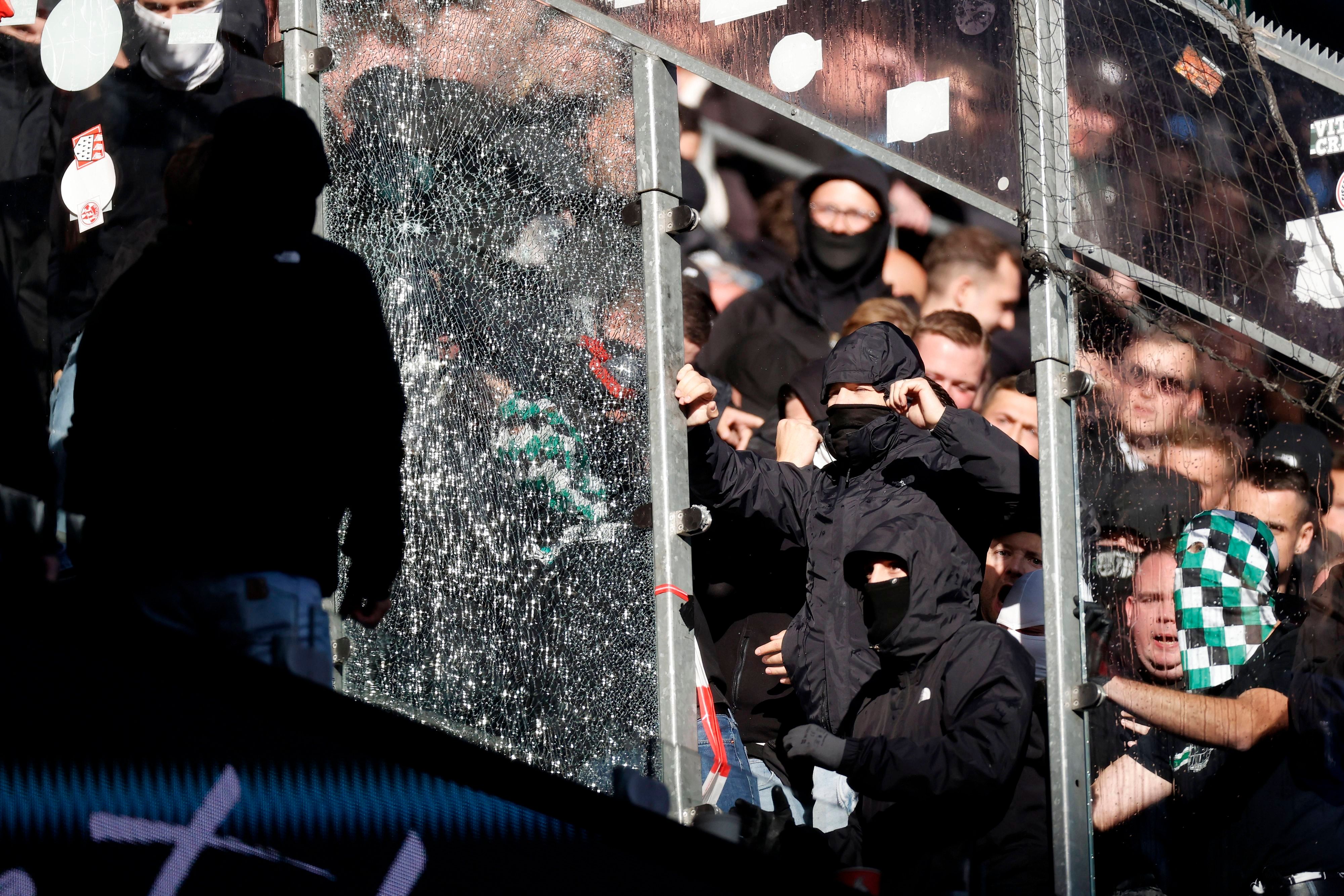 Eine Scheibe aus Sicherheitsglas ging an der Grenze zum Gladbach-Block zu Bruch