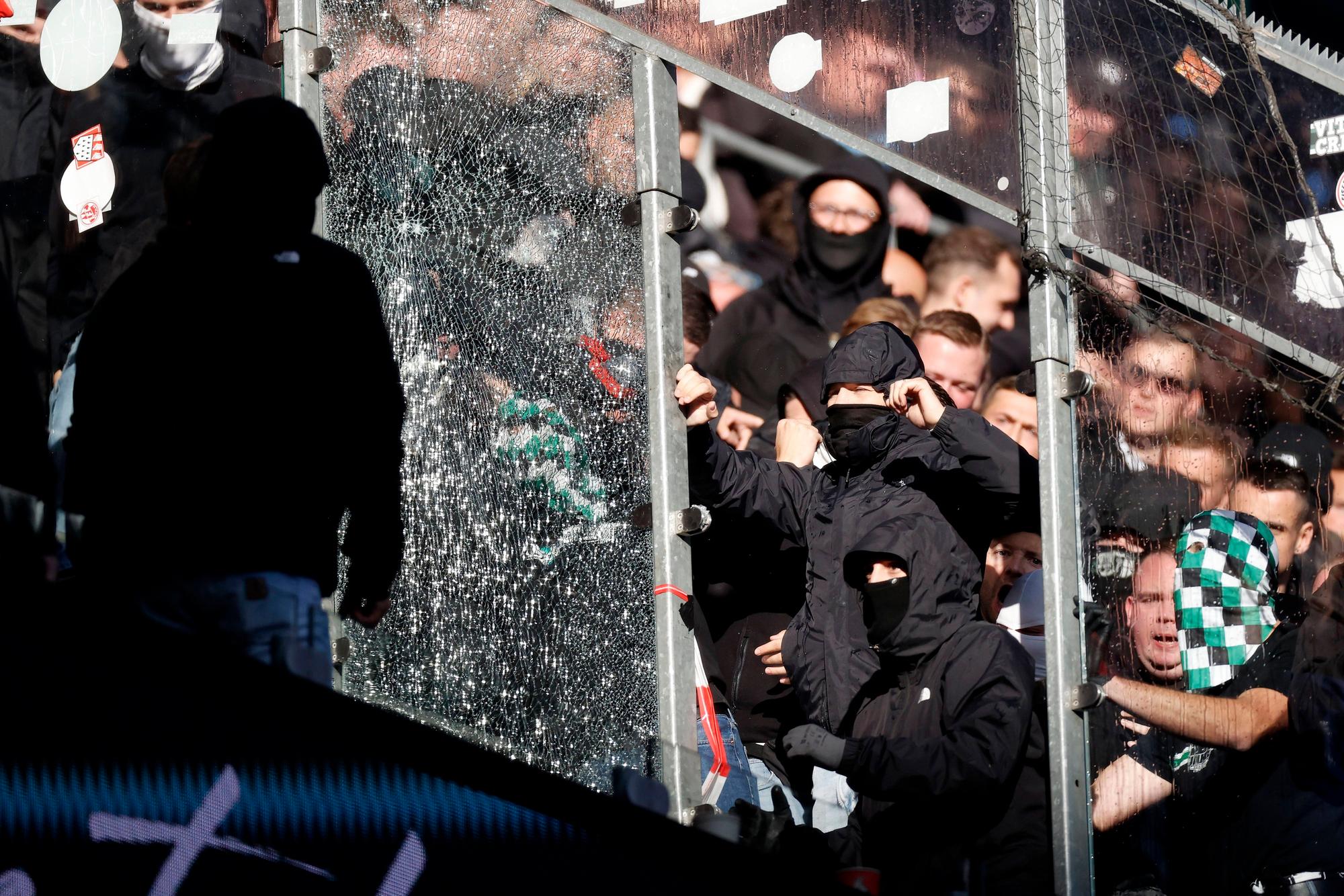 Eine Scheibe aus Sicherheitsglas ging an der Grenze zum Gladbach-Block zu Bruch