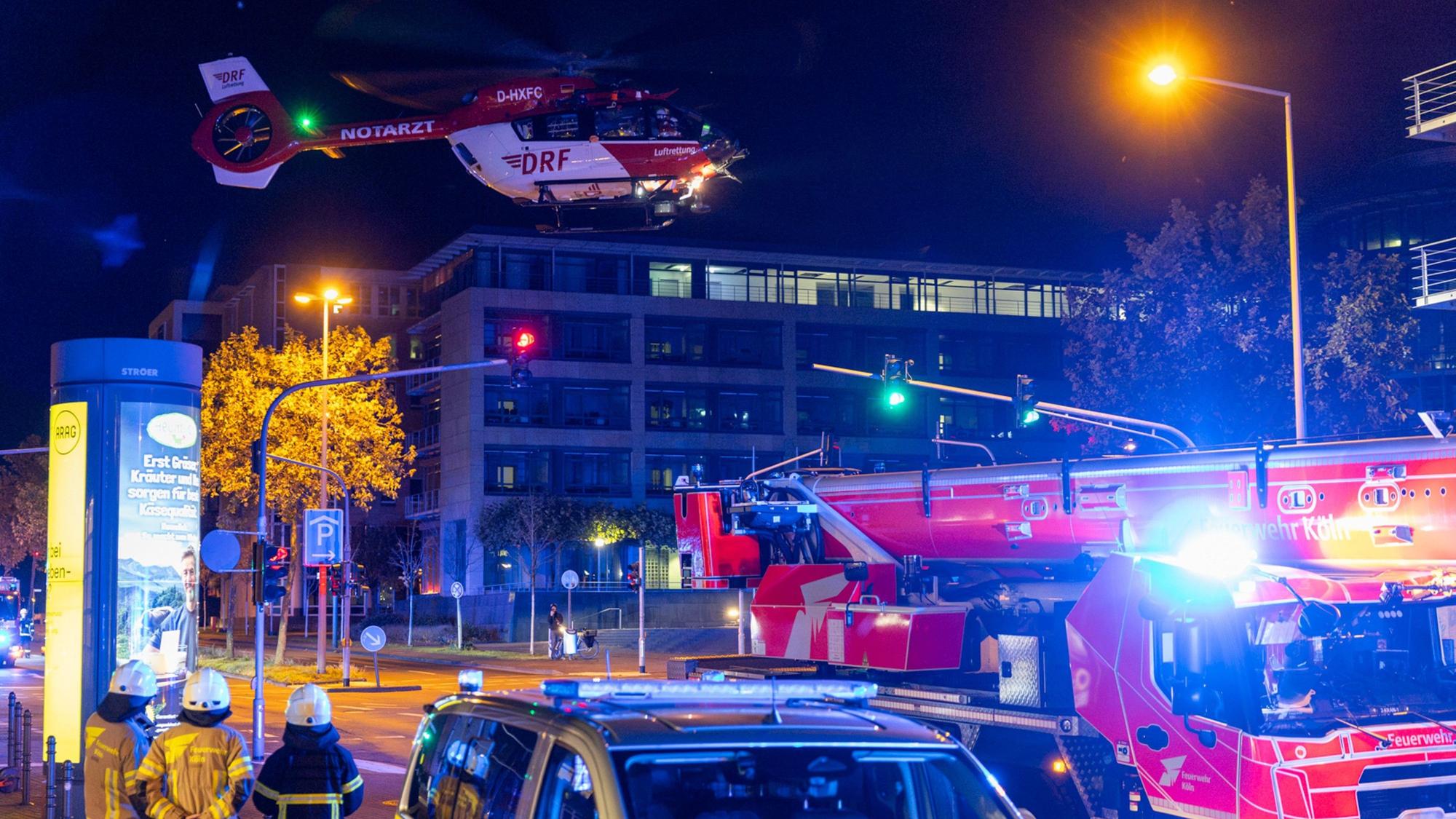 11.10.2026, Nordrhein-Westfalen, Köln: Rettungskräfte und ein Hubschrauber sind nach einem schweren Unfall beim Trainsurfing im Einsatz. Ein 14-Jähriger war auf dem Dach eines Zuges mitgefahren und lebensgefährlich durch einen Stromschlag verletzt worden. Foto: Jan Ohmen/dpa +++ dpa-Bildfunk +++