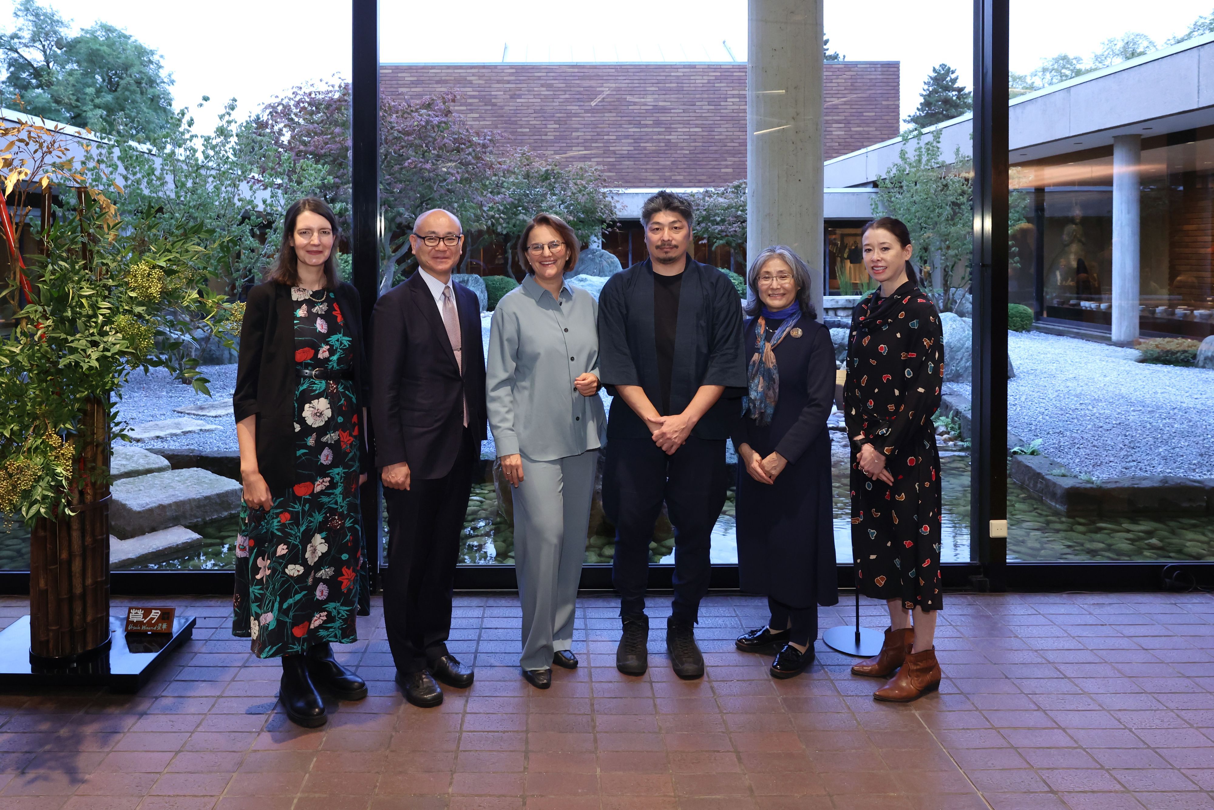 Feierliche Garteneinweihung im Museum für Ostasiatische Kunst: Die Museumsdirektorinnen Anne Fischer (l.) und Shao-Lan Hertel (r.) mit (v.l.) Generalkonsul Yoshitaka Tsunoda, Stadtdirektorin Dörte Diemert, Gartenbaumeister Hugo Torii und Misako Ito, ehemalige Leiterin des Japan Institute, Tokio.
