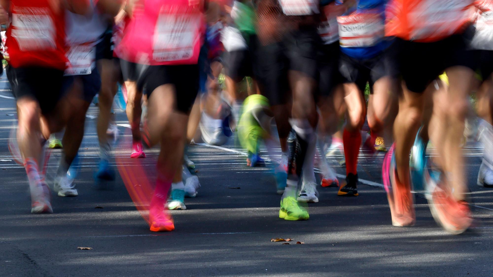 Blick auf die Füße von Teilnehmern des Köln Marathons 2026