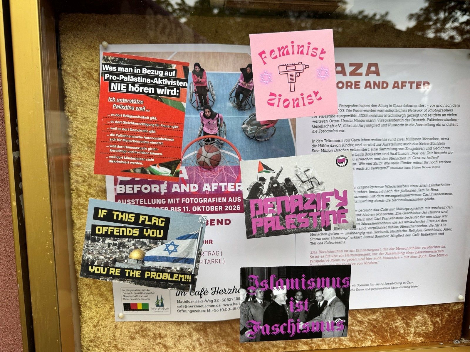 Ein Schaukasten ist mit Aufklebern beklebt.