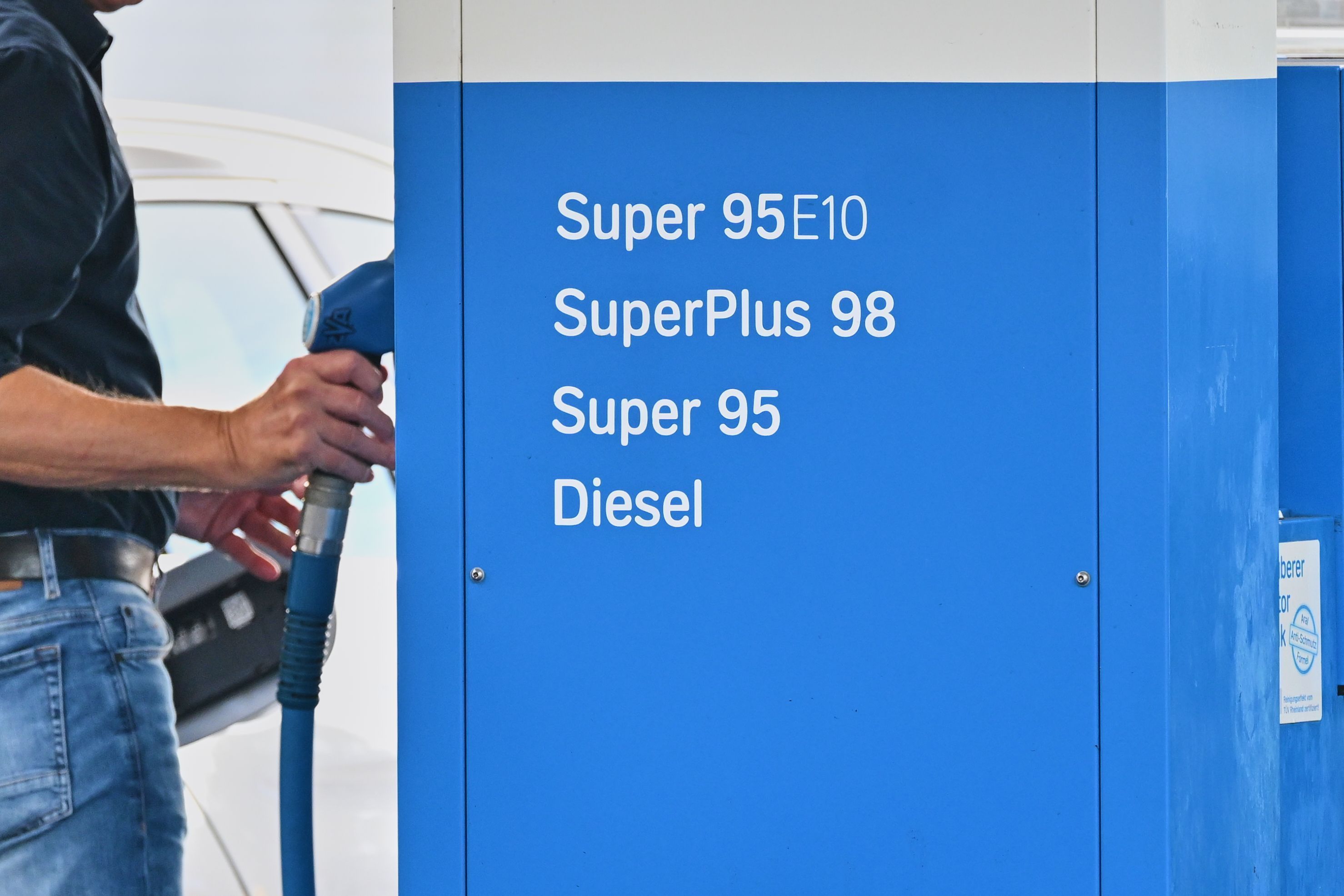 ARCHIV - 30.09.2026, Bremen: Die aktuellen Kraftstoffpreise werden an der Anzeigetafel einer Tankstelle angezeigt. (zu dpa: «Trumps Diesel-Deal dürfte Preise bei uns kaum ändern») Foto: Sina Schuldt/dpa +++ dpa-Bildfunk +++