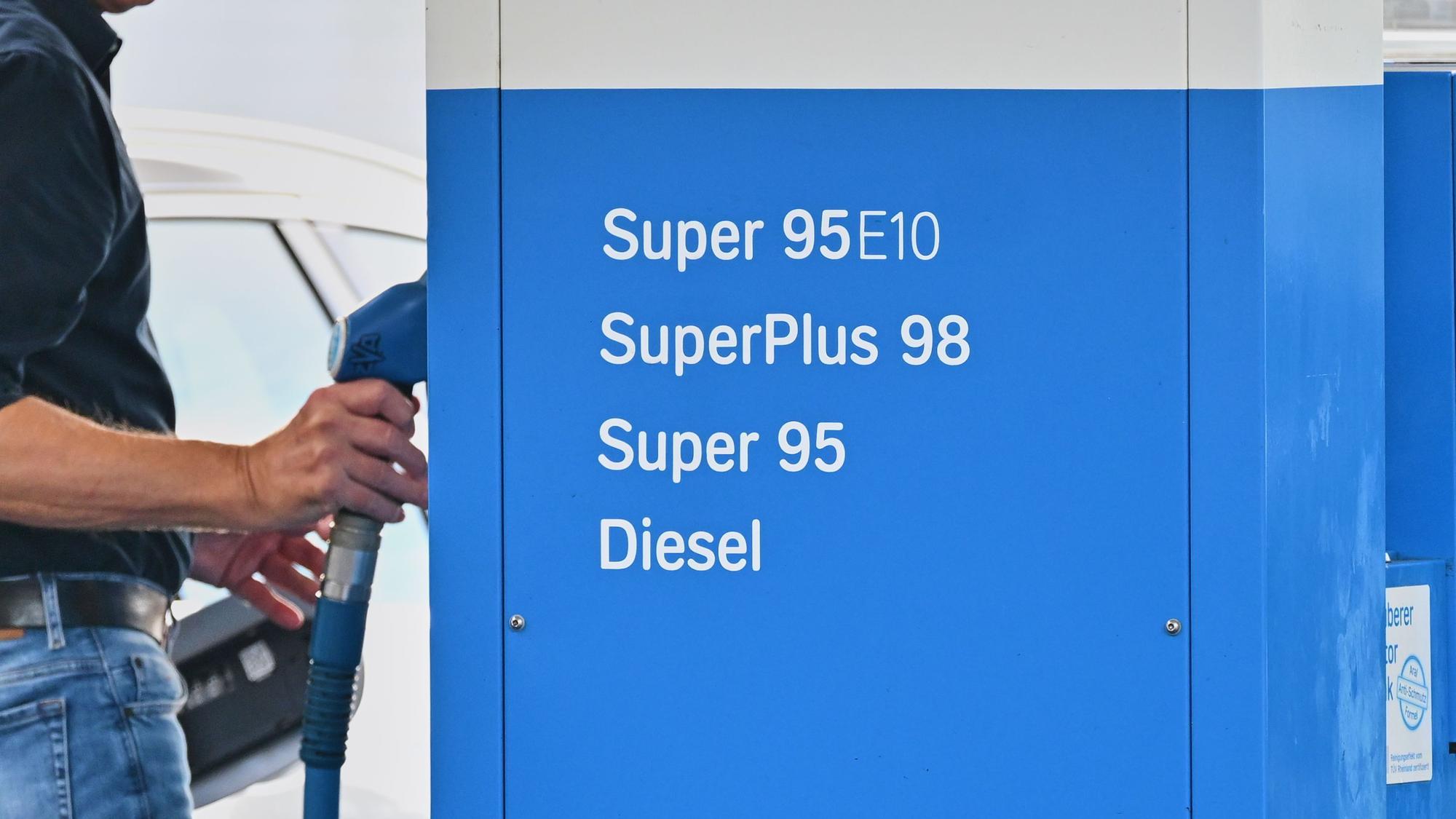 ARCHIV - 30.09.2026, Bremen: Die aktuellen Kraftstoffpreise werden an der Anzeigetafel einer Tankstelle angezeigt. (zu dpa: «Trumps Diesel-Deal dürfte Preise bei uns kaum ändern») Foto: Sina Schuldt/dpa +++ dpa-Bildfunk +++