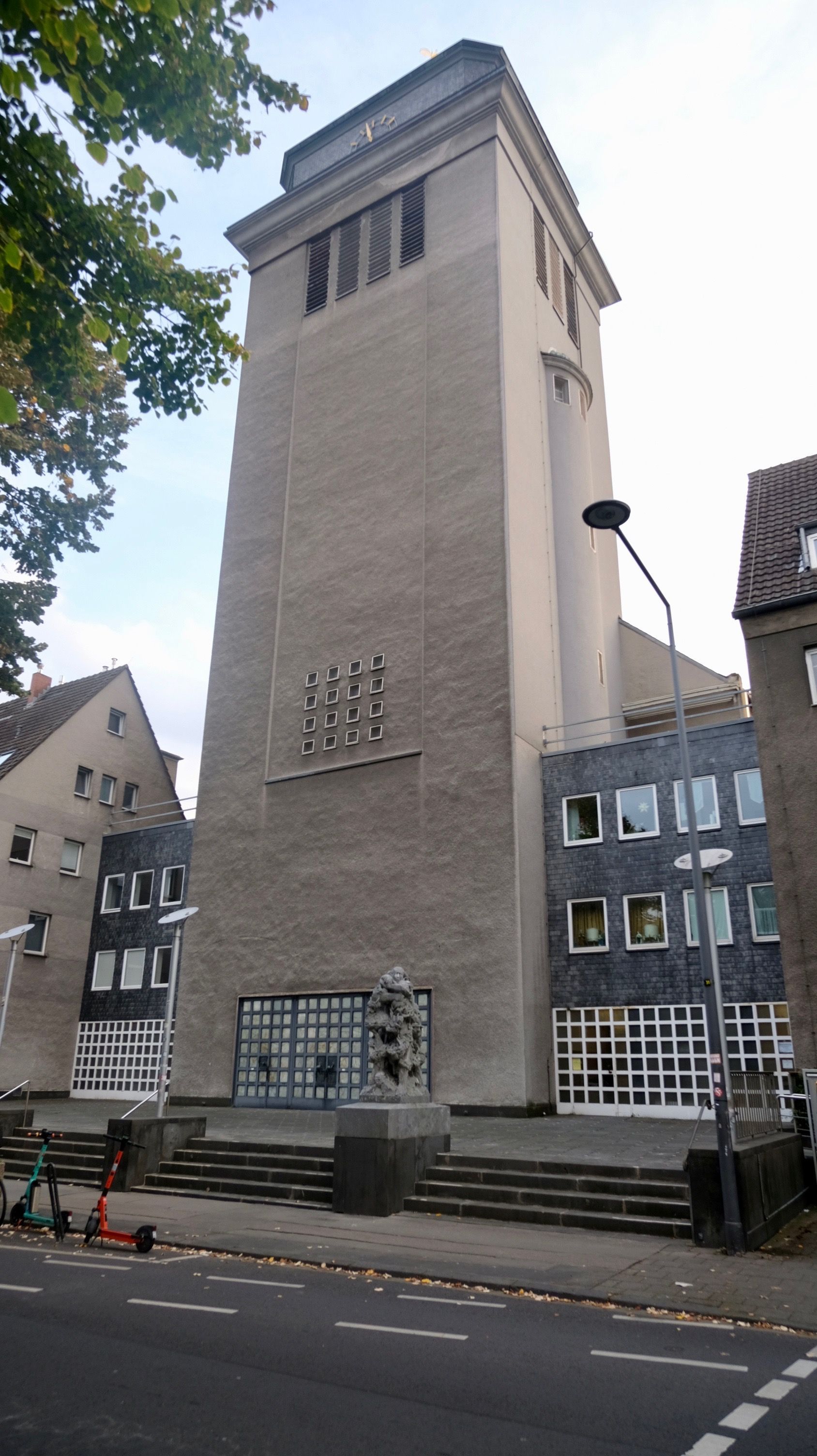 An einer Straße steht eine Kirche.