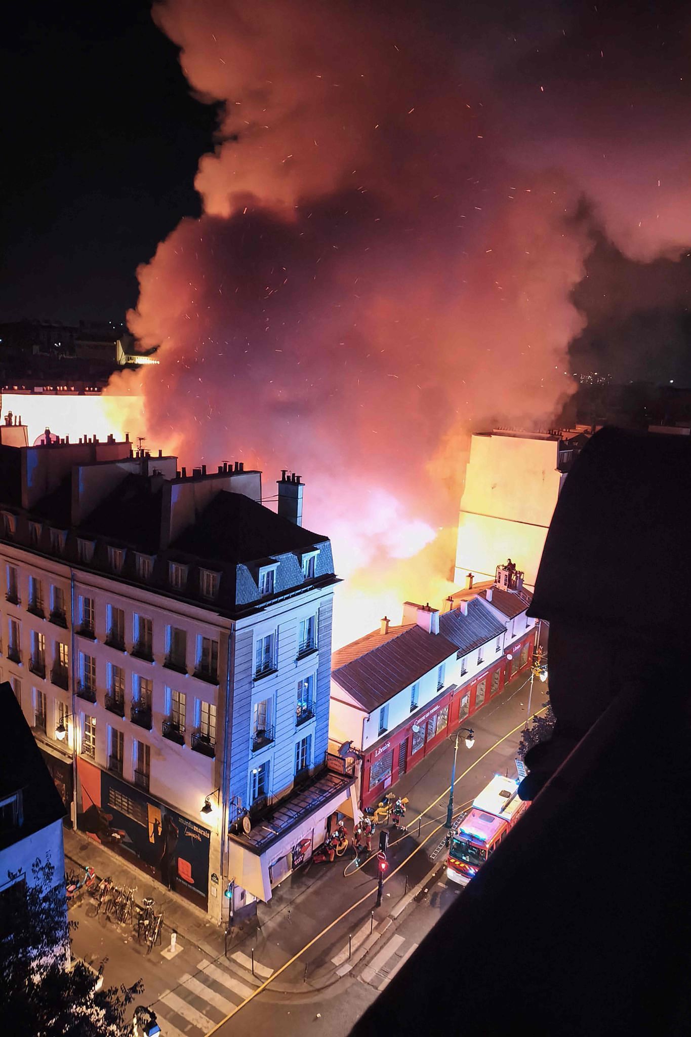 Brand in Markthalle in Paris