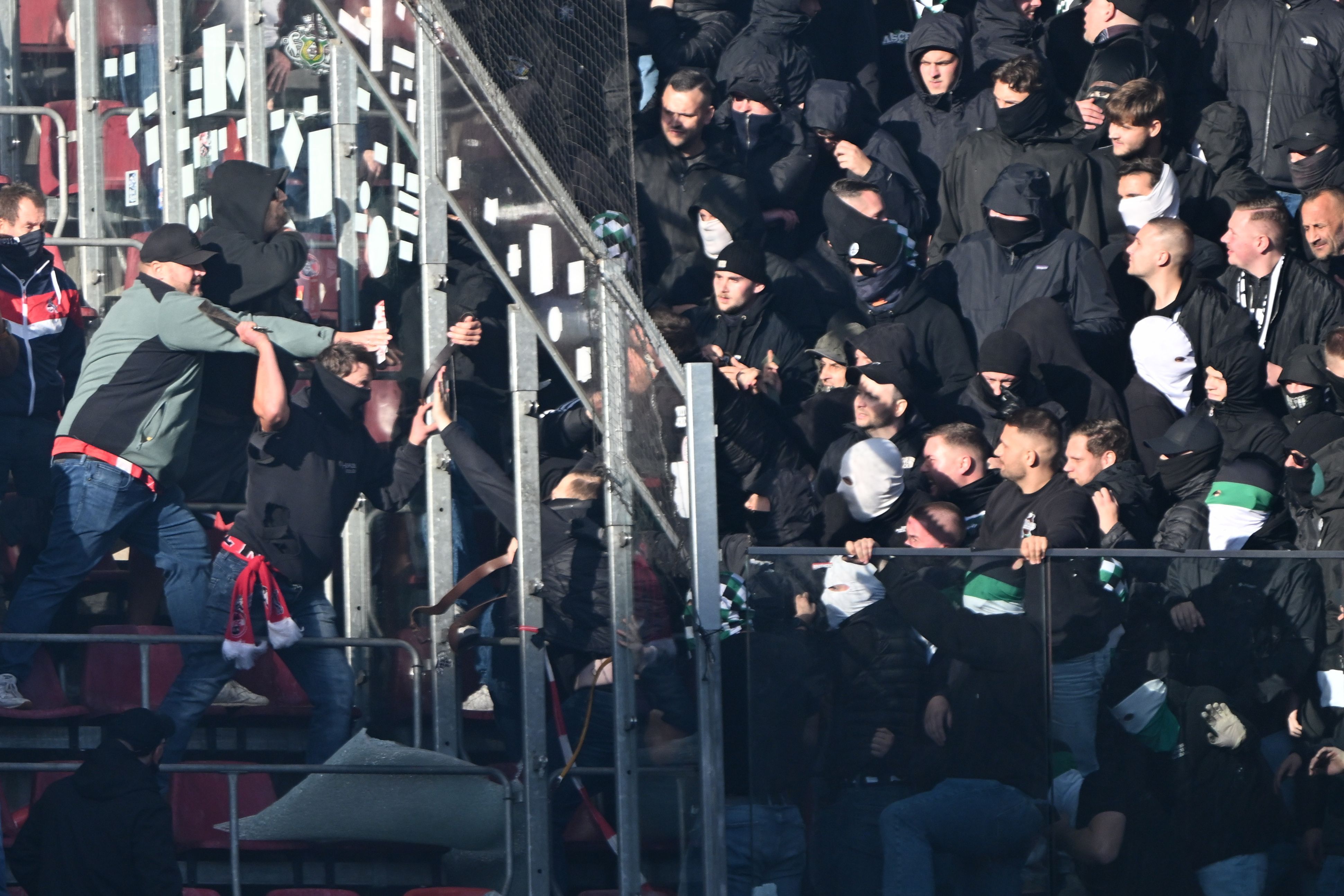 Fans randalieren während des Derbys zwischen Köln und Gladbach auf der Tribüne. (Archivbild)