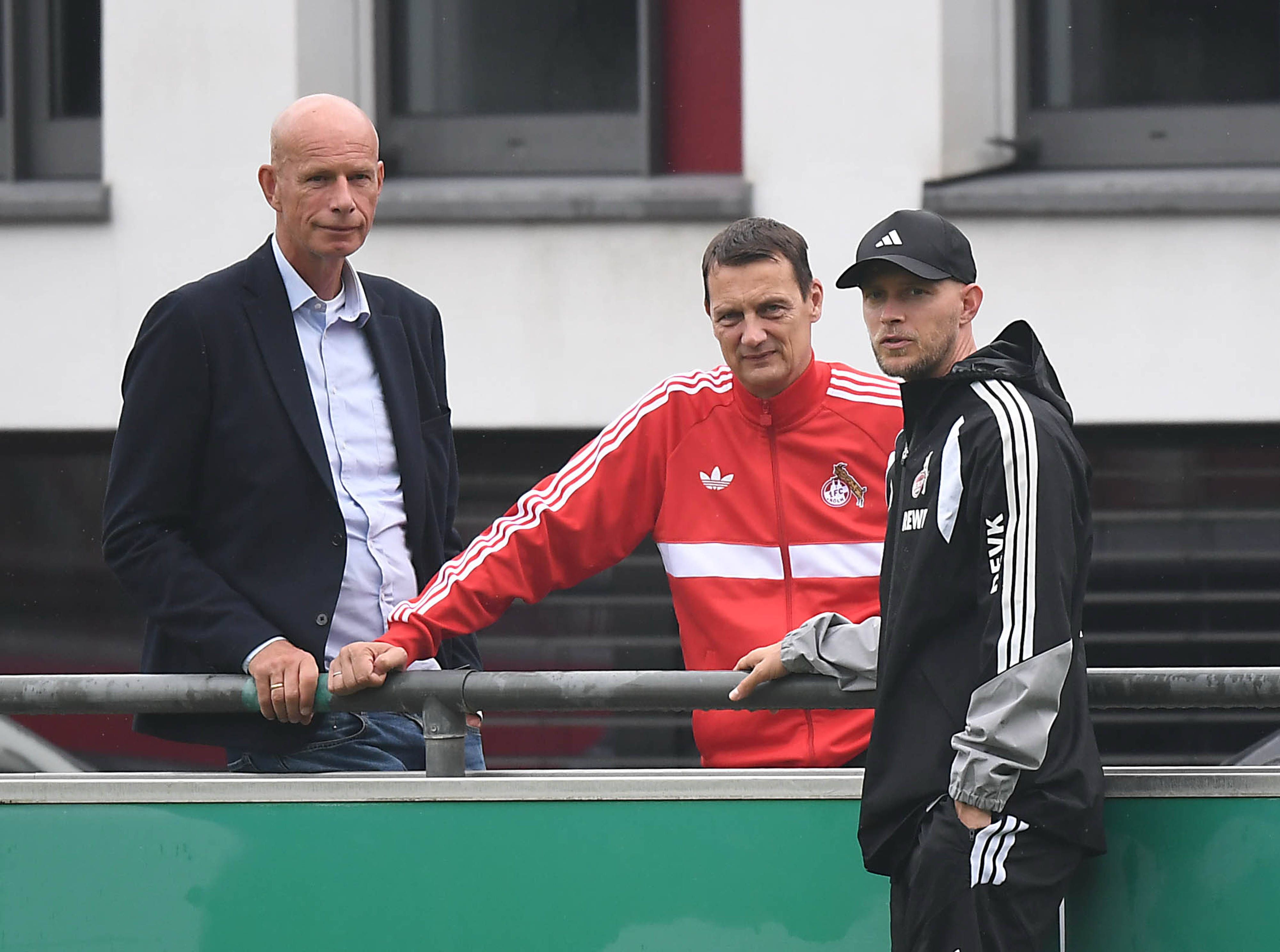 Präsident Jörn Stobbe, Vize Ulf Sobek und Trainer Rene Wagner beim Training der FC-Profis