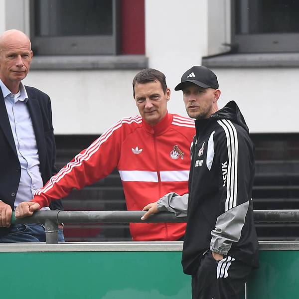 Präsident Jörn Stobbe, Vize Ulf Sobek und Trainer Rene Wagner beim Training der FC-Profis