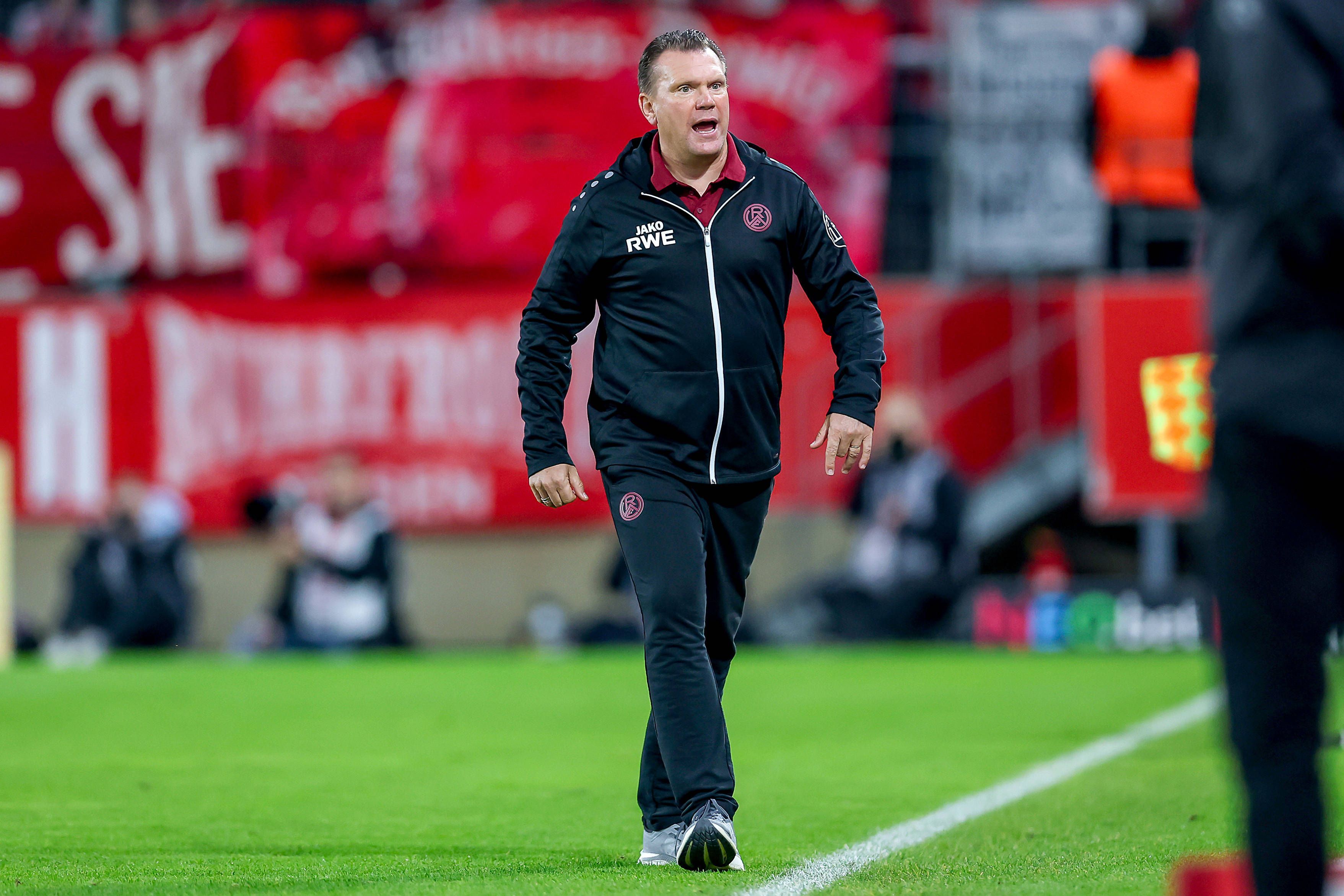 Uwe Koschinat am Seitenrand im Duell gegen seinen Ex-Verein Fortuna Köln.