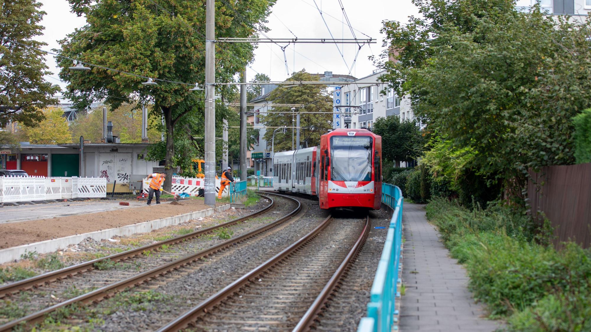 Ein Zug der Linie 7 steht auf dem Gleis in Porz.