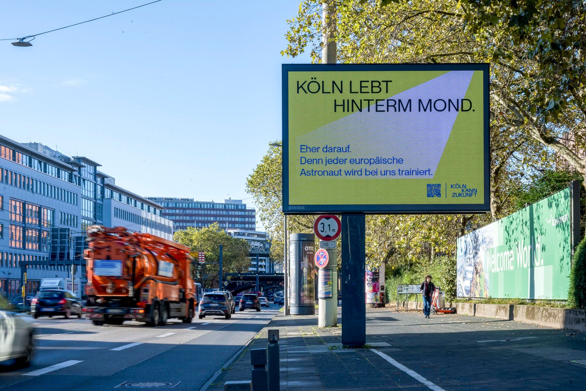 Werbeplakat der Exzellenz-Initiative für die Wirtschaft von Köln in der City