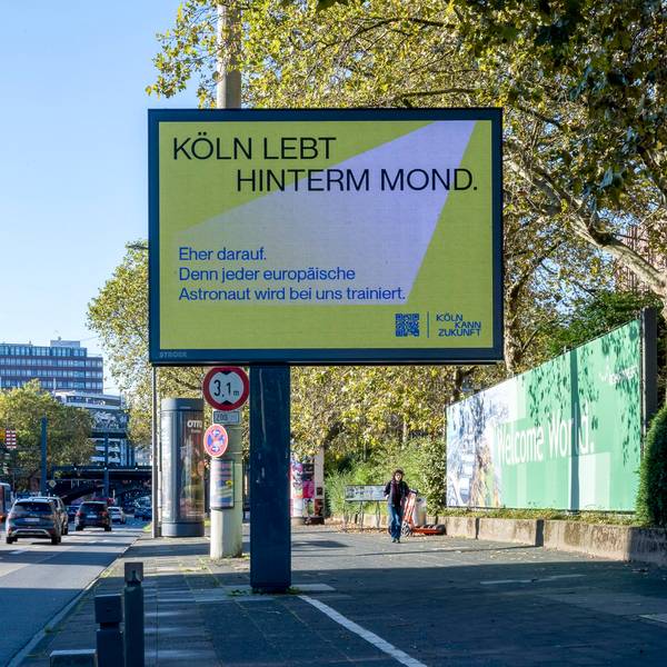 Werbeplakat der Exzellenz-Initiative für die Wirtschaft von Köln in der City
