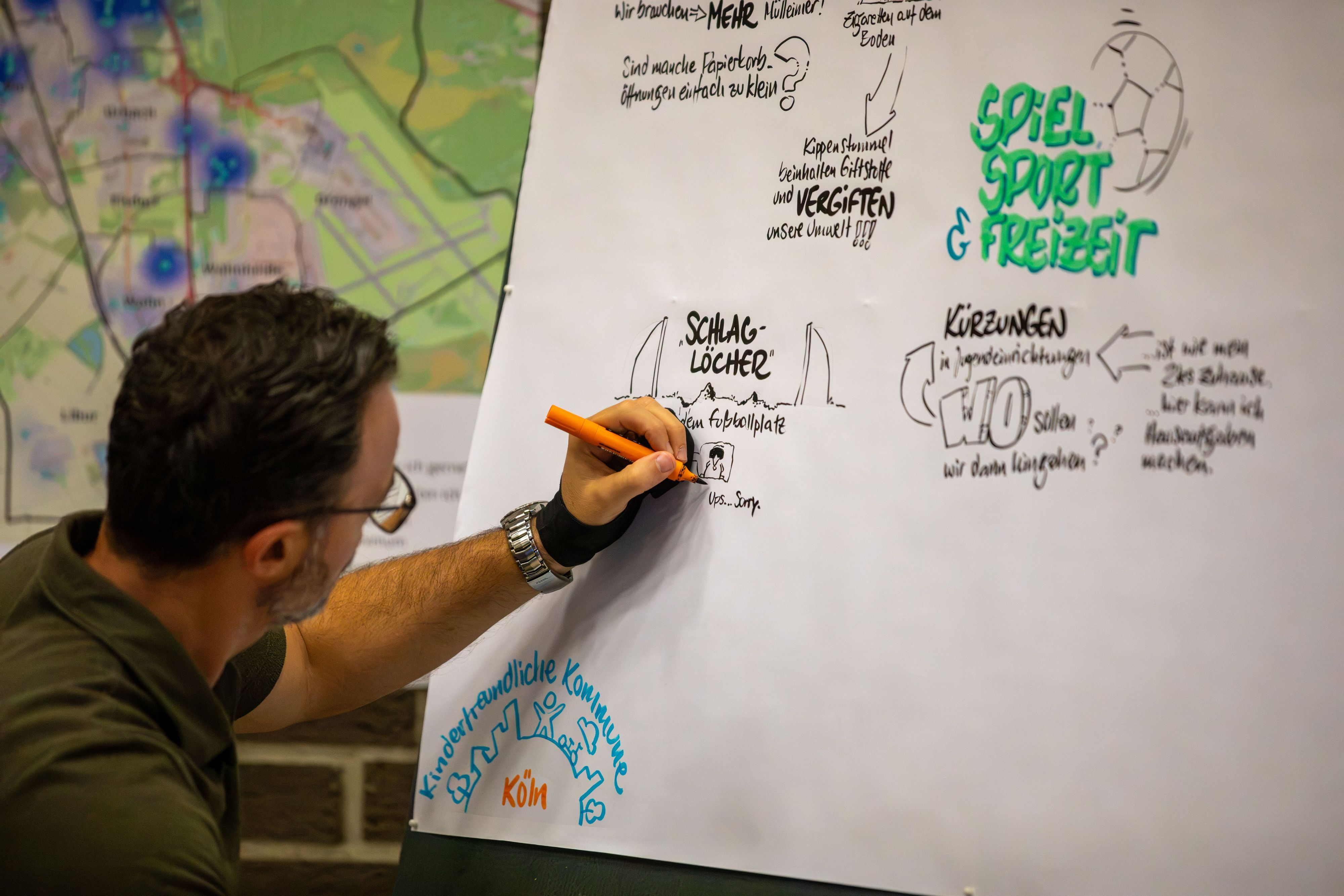 Ein Mann zeichnet auf ein Flipchart.