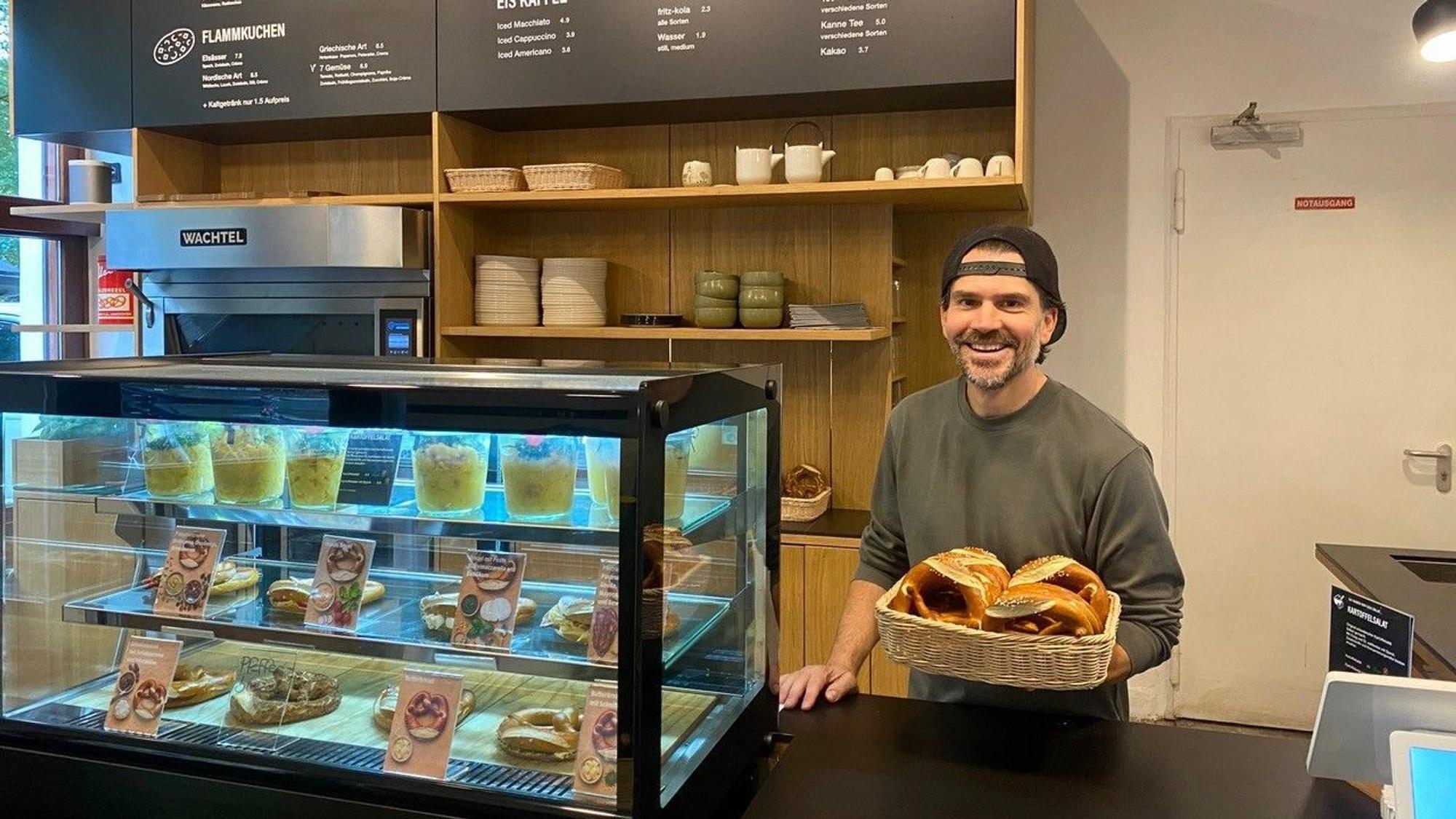 Betreiber Valentin Hartmann in seinem Café „Die Brezel“ in Köln Sülz.