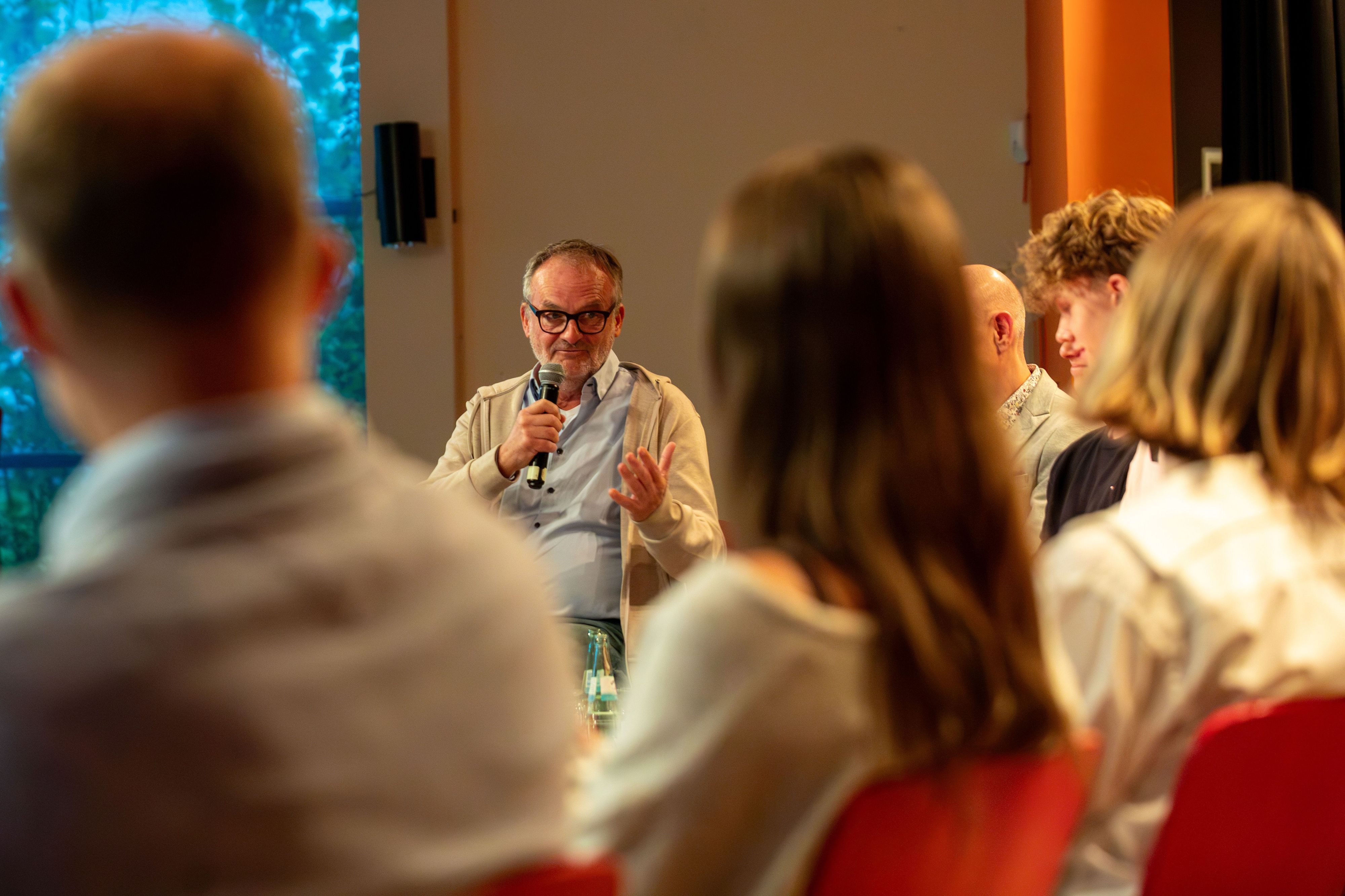 Prominenter Diskussionsteilnehmer bei der Talkrunde in der Aula vom Stadtgymnasium Porz: TV-Moderator und Journalist Frank Plasberg.
