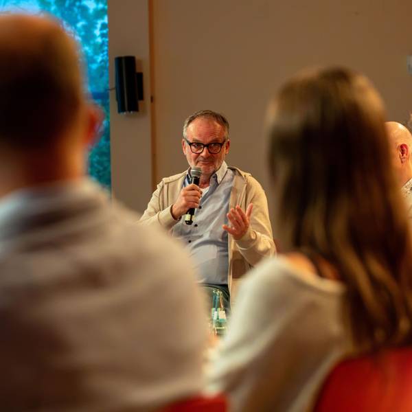 Prominenter Diskussionsteilnehmer bei der Talkrunde in der Aula vom Stadtgymnasium Porz: TV-Moderator und Journalist Frank Plasberg.